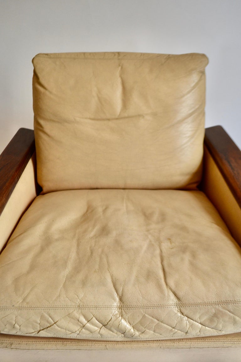 Cream Leather and Walnut Lounge Chair by Hans Olsen for C S Møbler, 1960s In Distressed Condition For Sale In London, GB