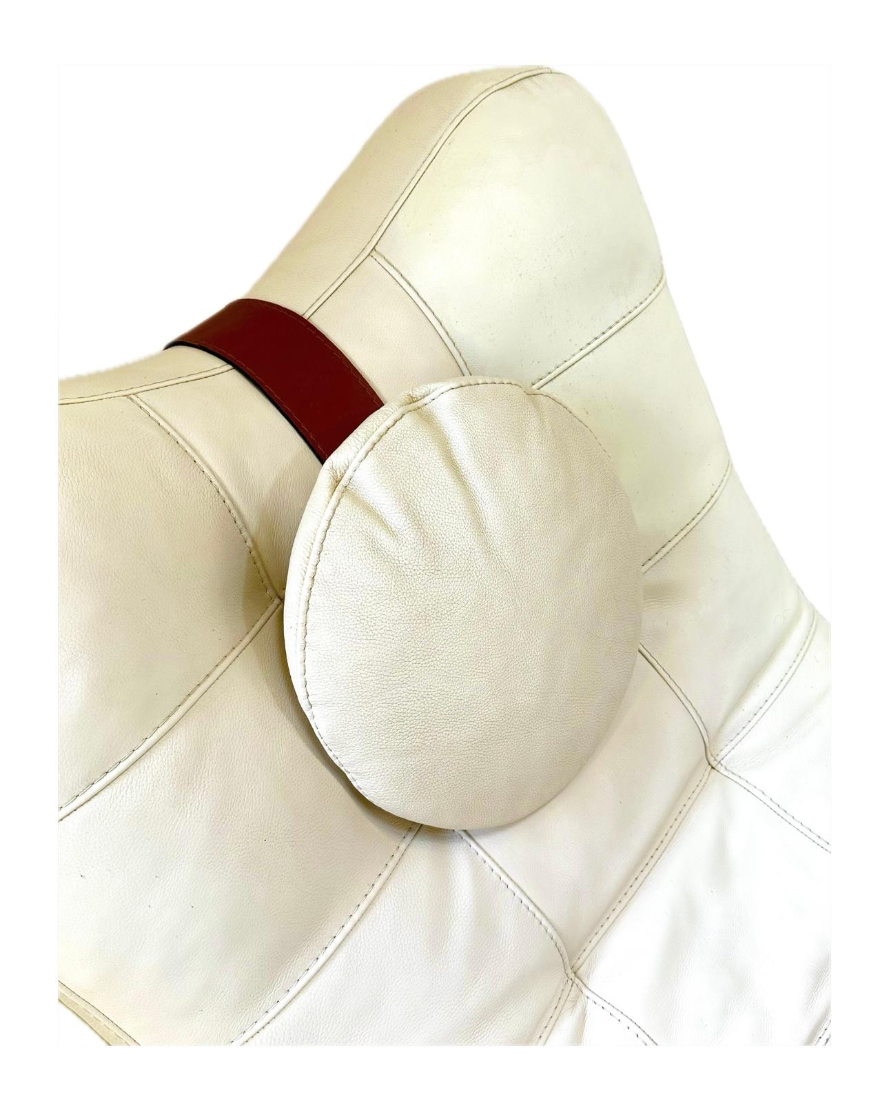 In the style of Italian manufacturer Contempo, this Chaise Longue, in cream leather, was first produced in the 1960’s.
Contempo is an Italian manufacturer of luxury leather seating. The company has two production sites in Italy and continues to