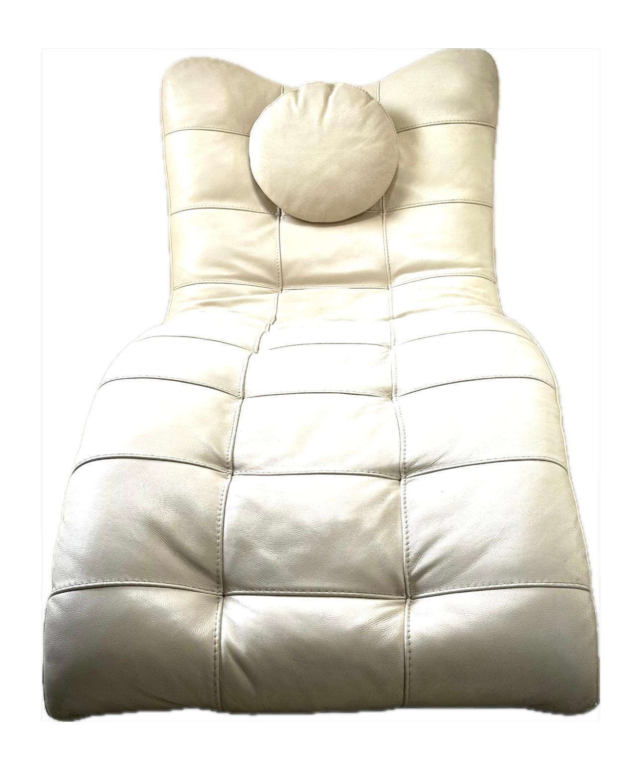 Italian Cream Leather Chaise Longue For Sale