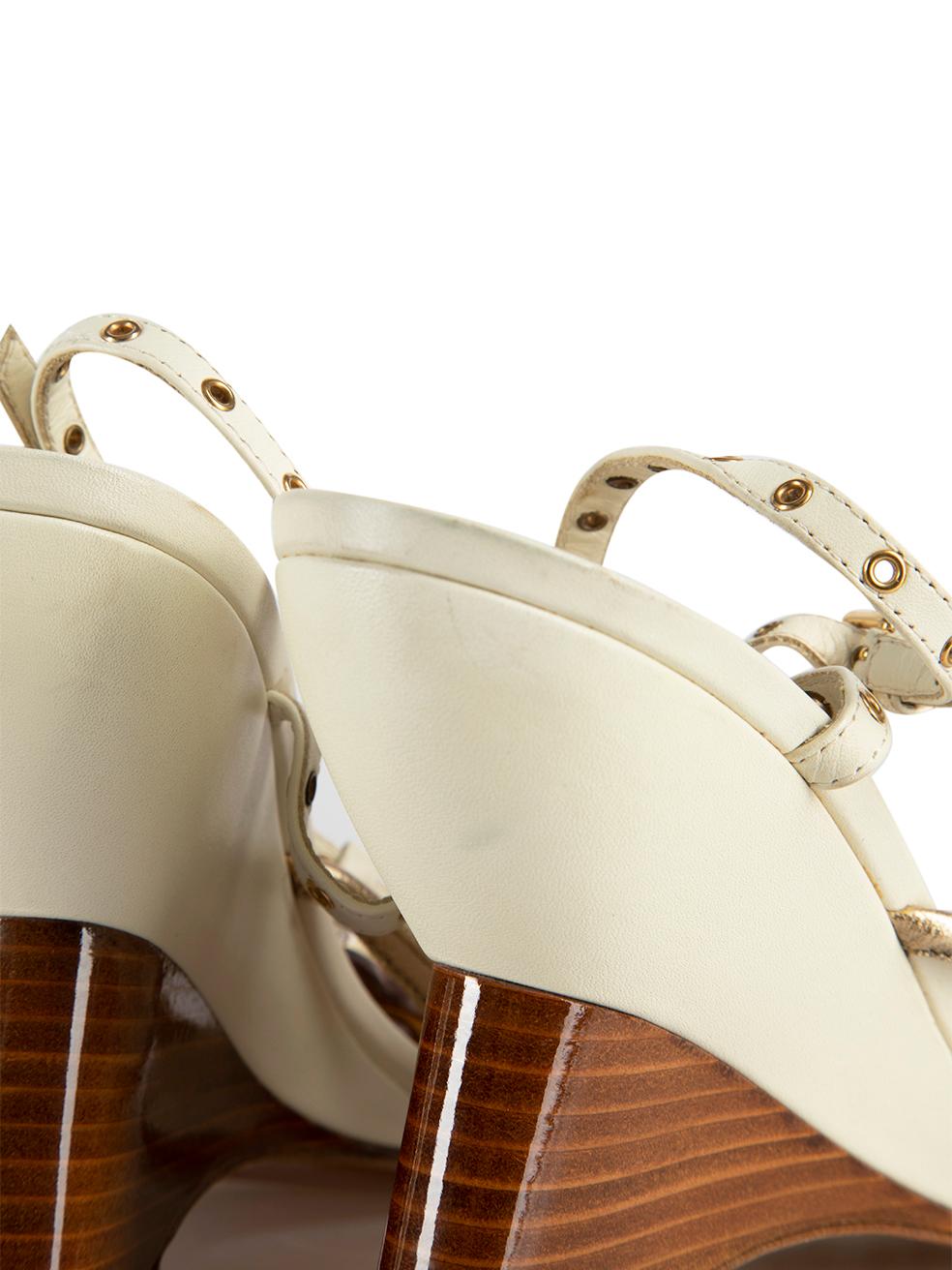 Sandales compensées angulaires à monogrammes en cuir crème, taille IT 39,5 en vente 2