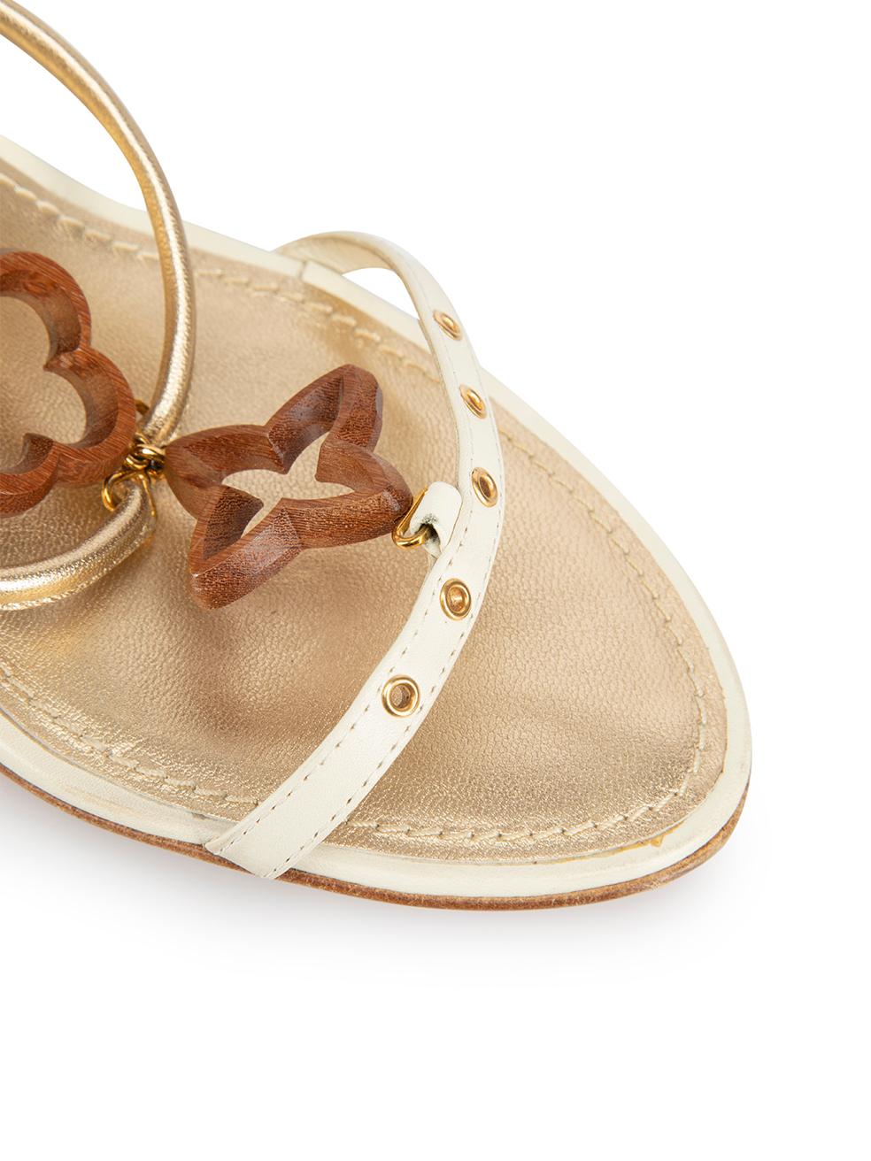 Sandales compensées angulaires à monogrammes en cuir crème, taille IT 39,5 en vente 3