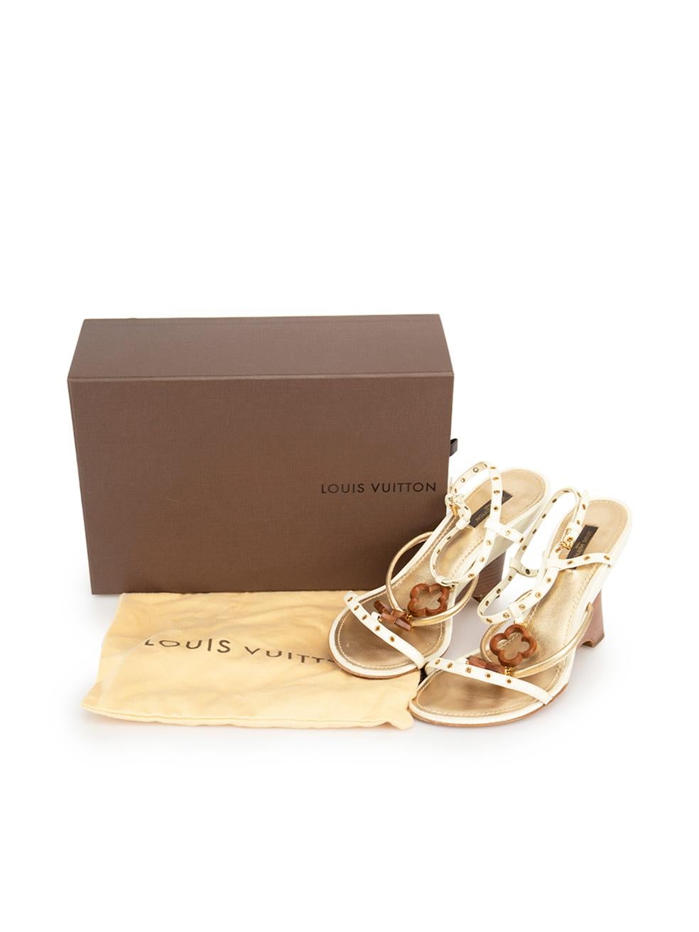 Sandales compensées angulaires à monogrammes en cuir crème, taille IT 39,5 en vente 4