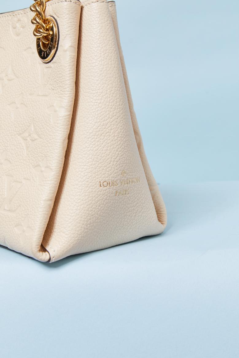 Sac à bandoulière en cuir crème avec monogramme LOUIS VUITTON en vente 1