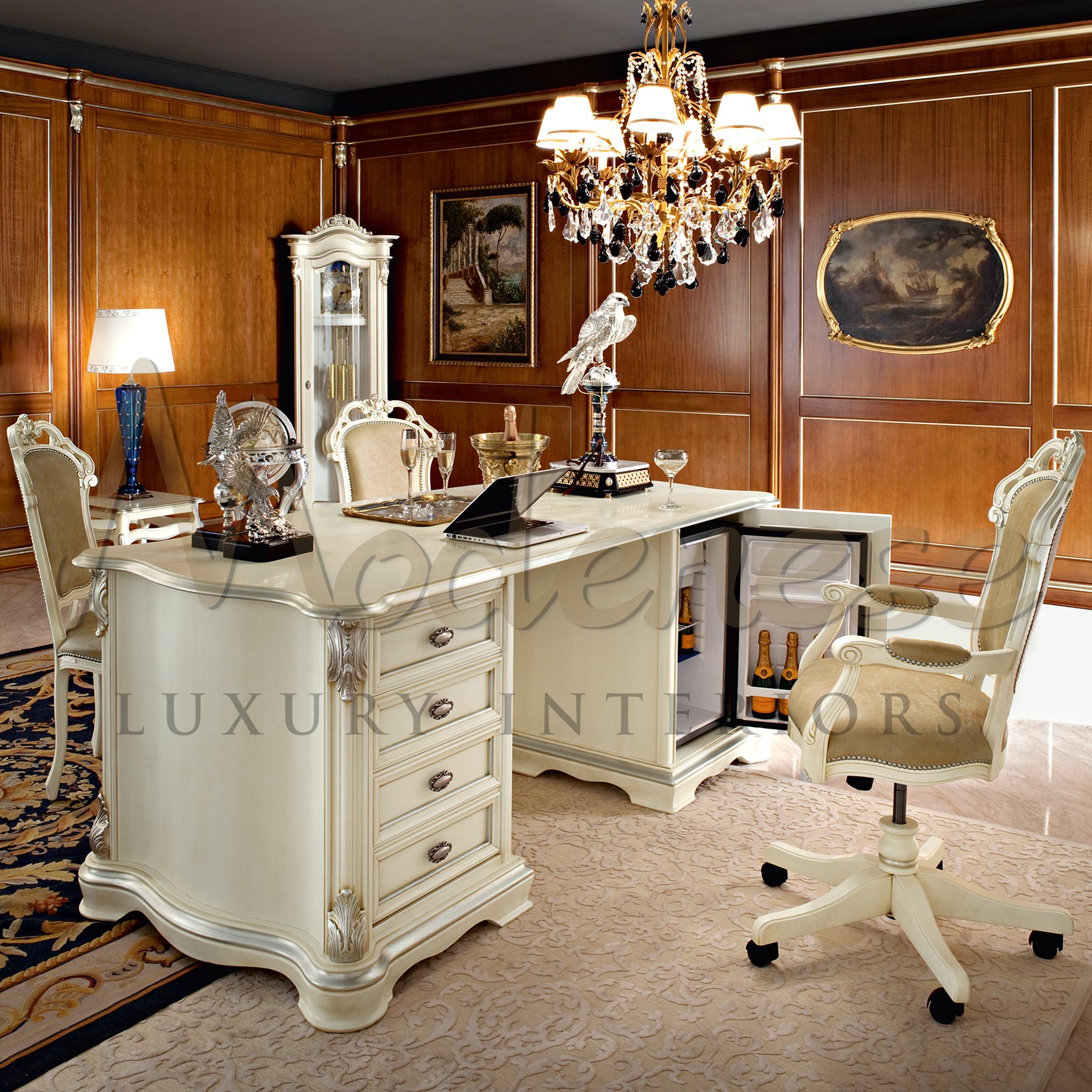 italien Chaise de bureau pivotante en cuir crème avec finitions ivoire de Modenese Gastone en vente