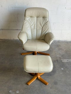 Poltrona girevole e poggiapiedi Hjellegje in pelle color crema con base a stella in teak, anni '70