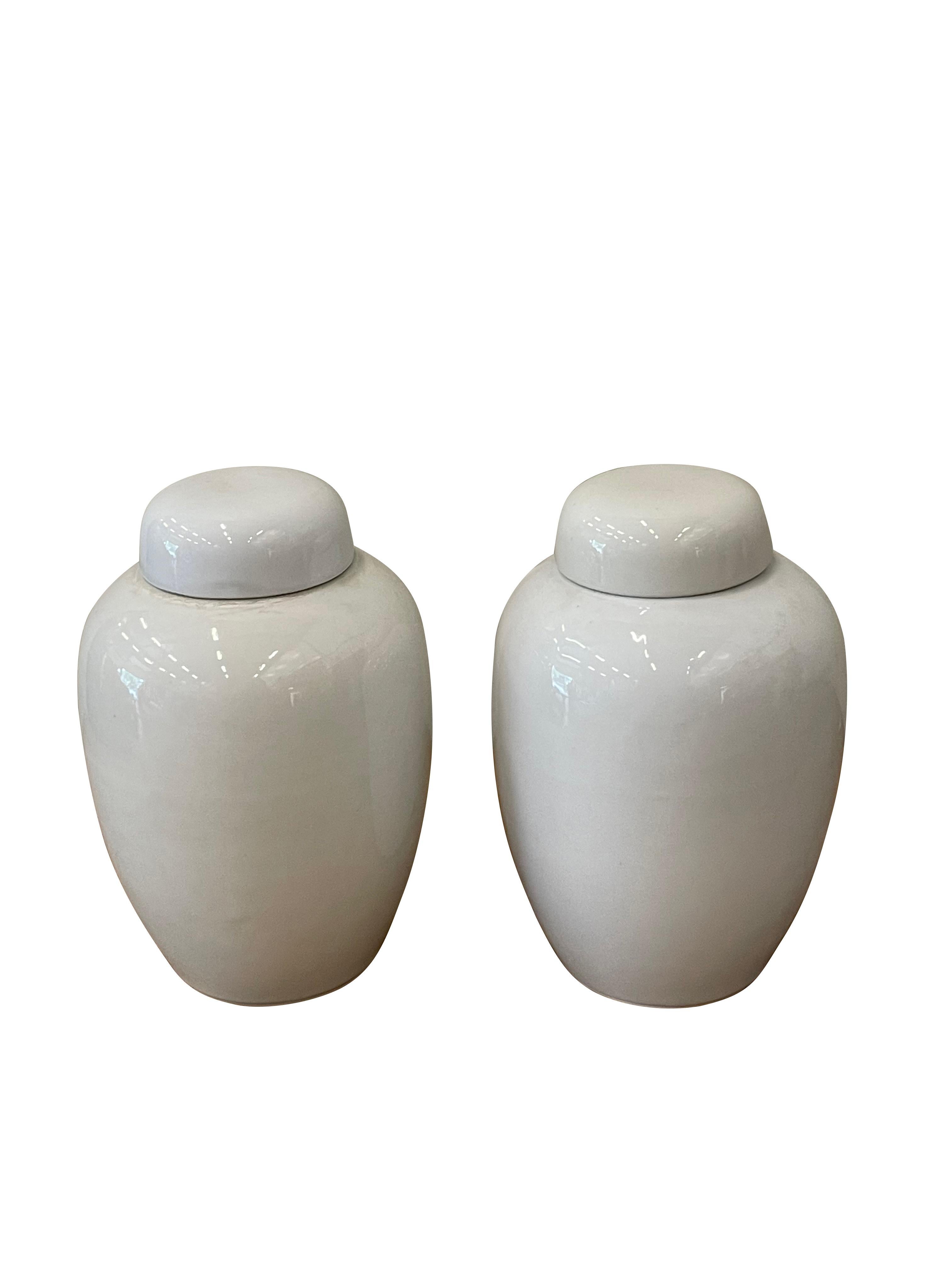 Vase chinois contemporain à couvercle en forme de crème.
Deux disponibles et vendus individuellement.