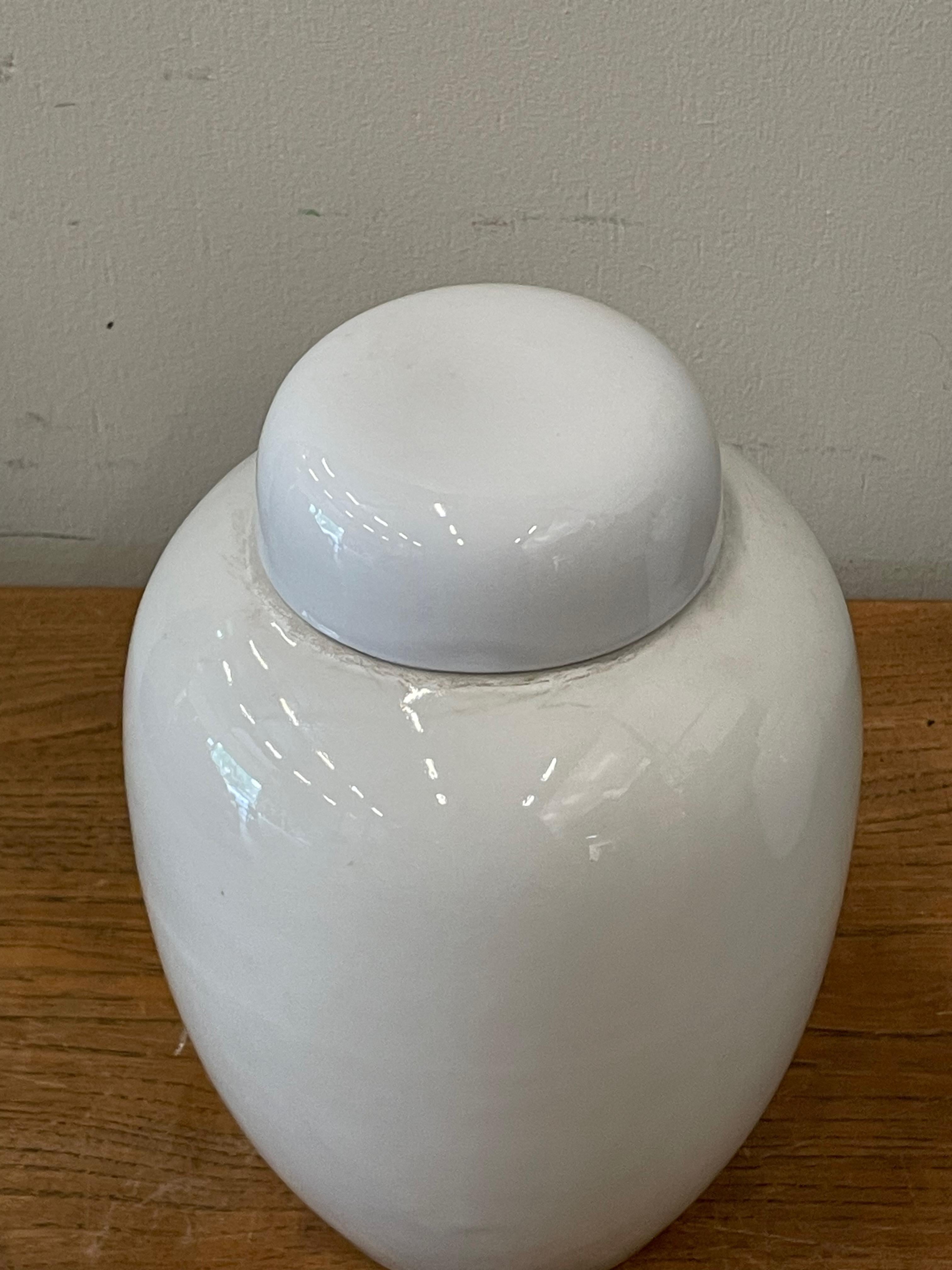 Chinois Vase à couvercle crème, Chine, contemporain en vente