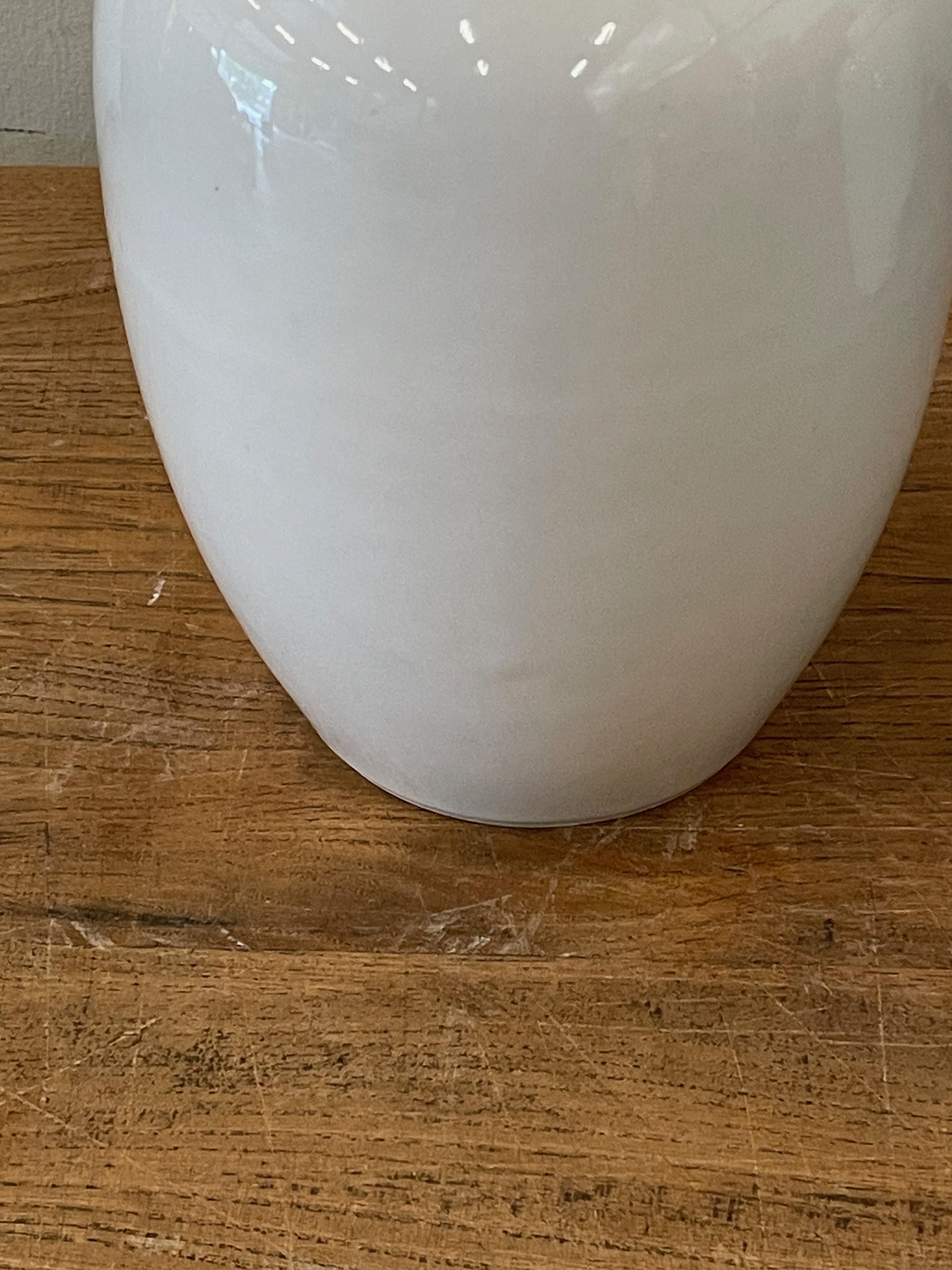 Vase à couvercle crème, Chine, contemporain Neuf - En vente à New York, NY