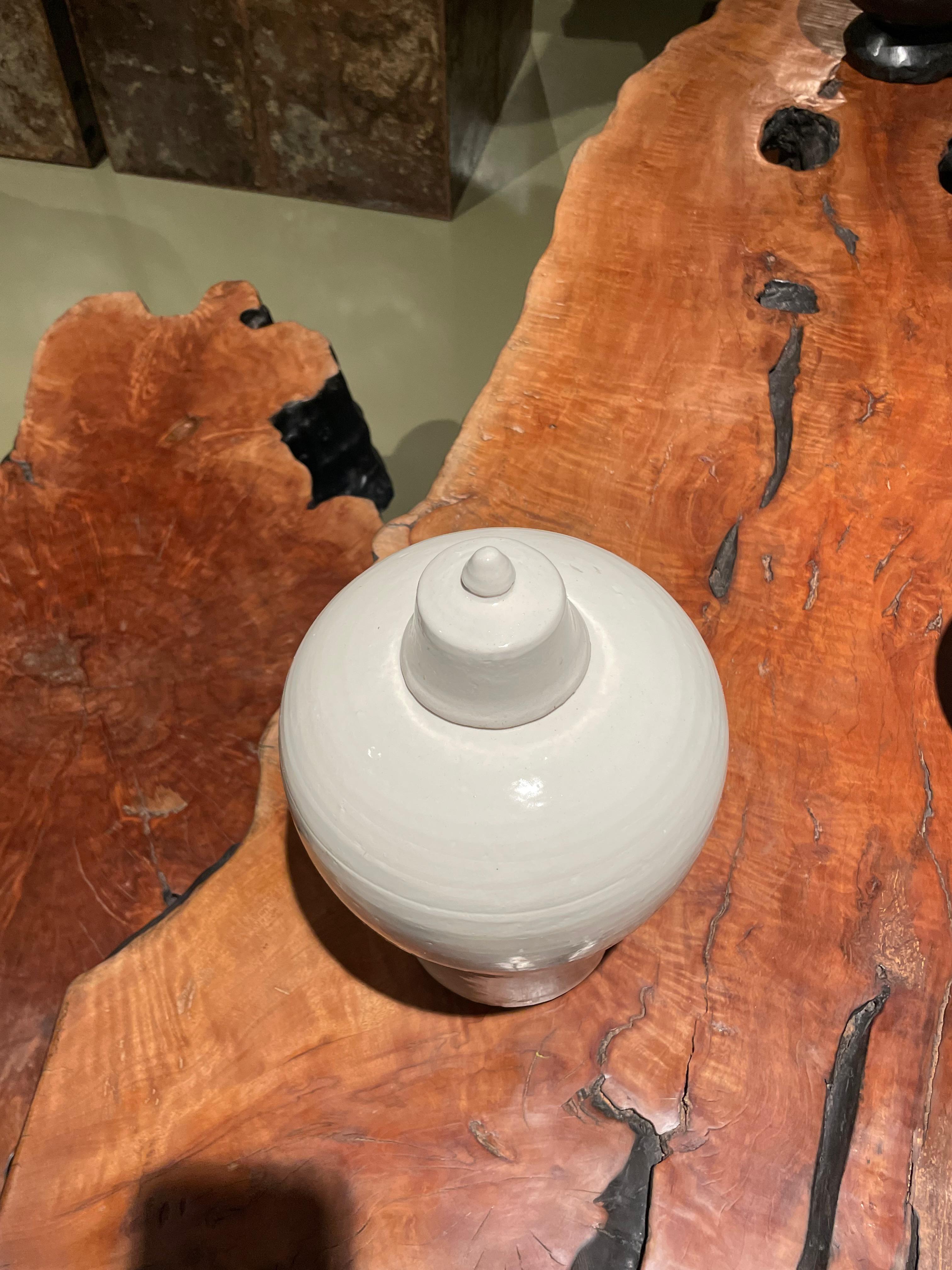 XXIe siècle et contemporain Vase à couvercle crème, Chine, contemporain en vente