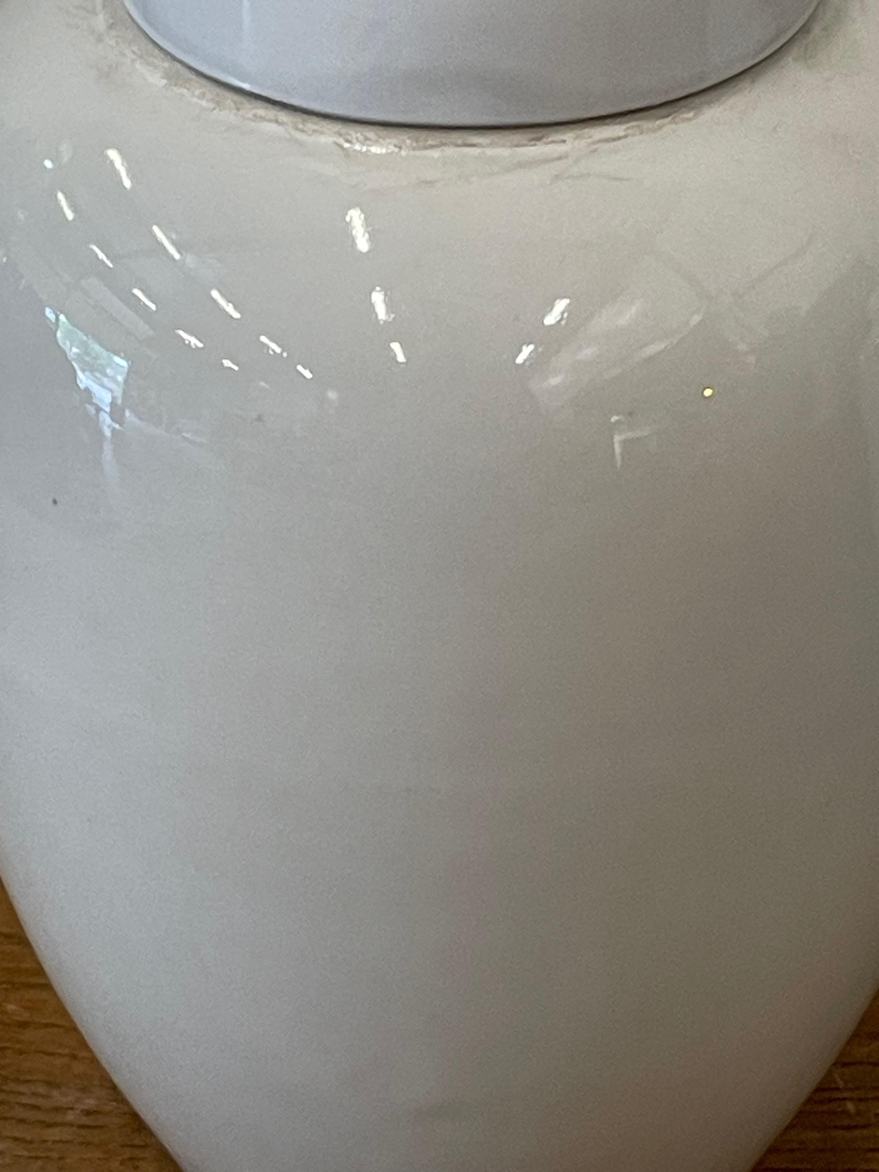 XXIe siècle et contemporain Vase à couvercle crème, Chine, contemporain en vente