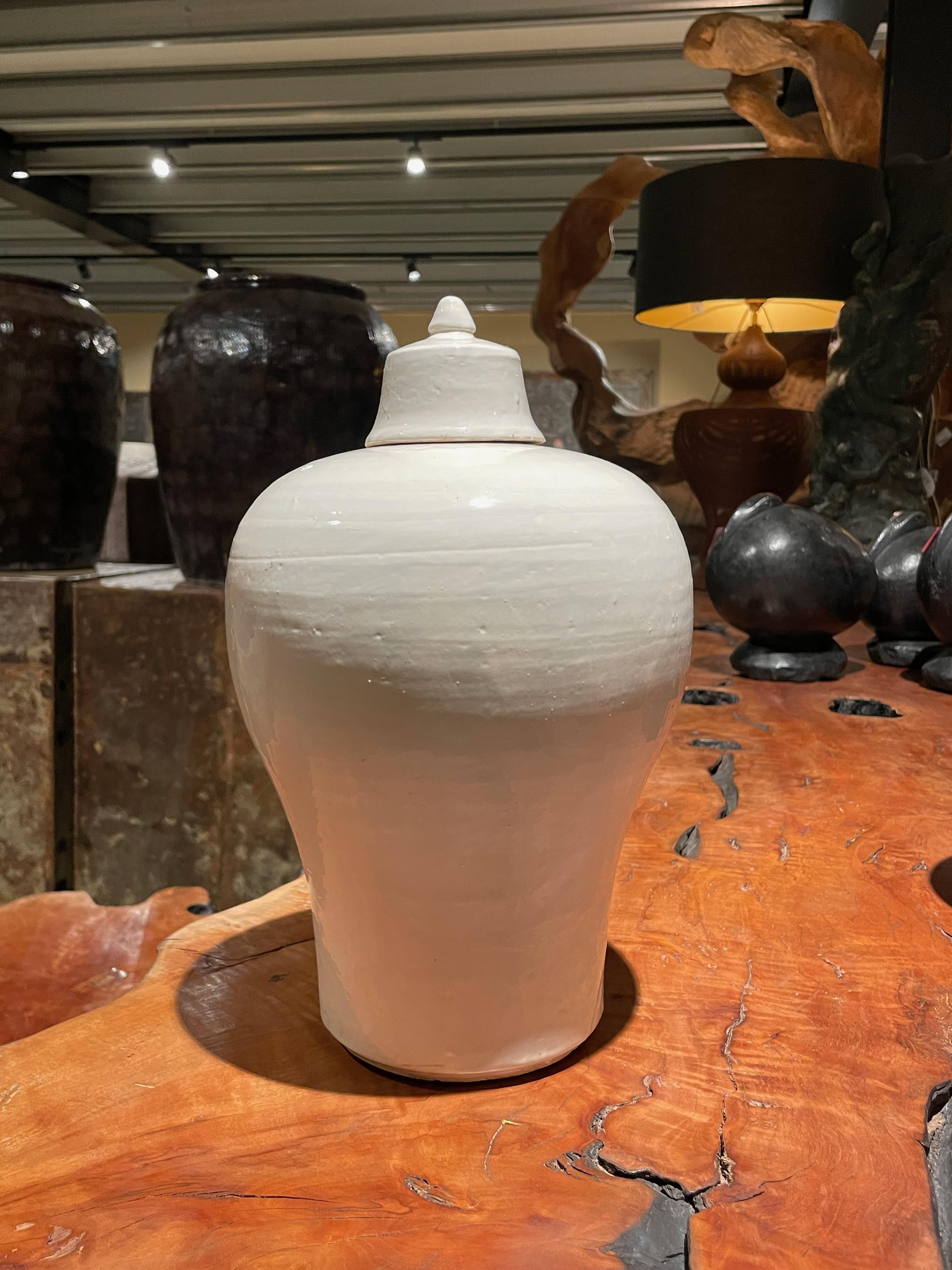 Céramique Vase à couvercle crème, Chine, contemporain en vente