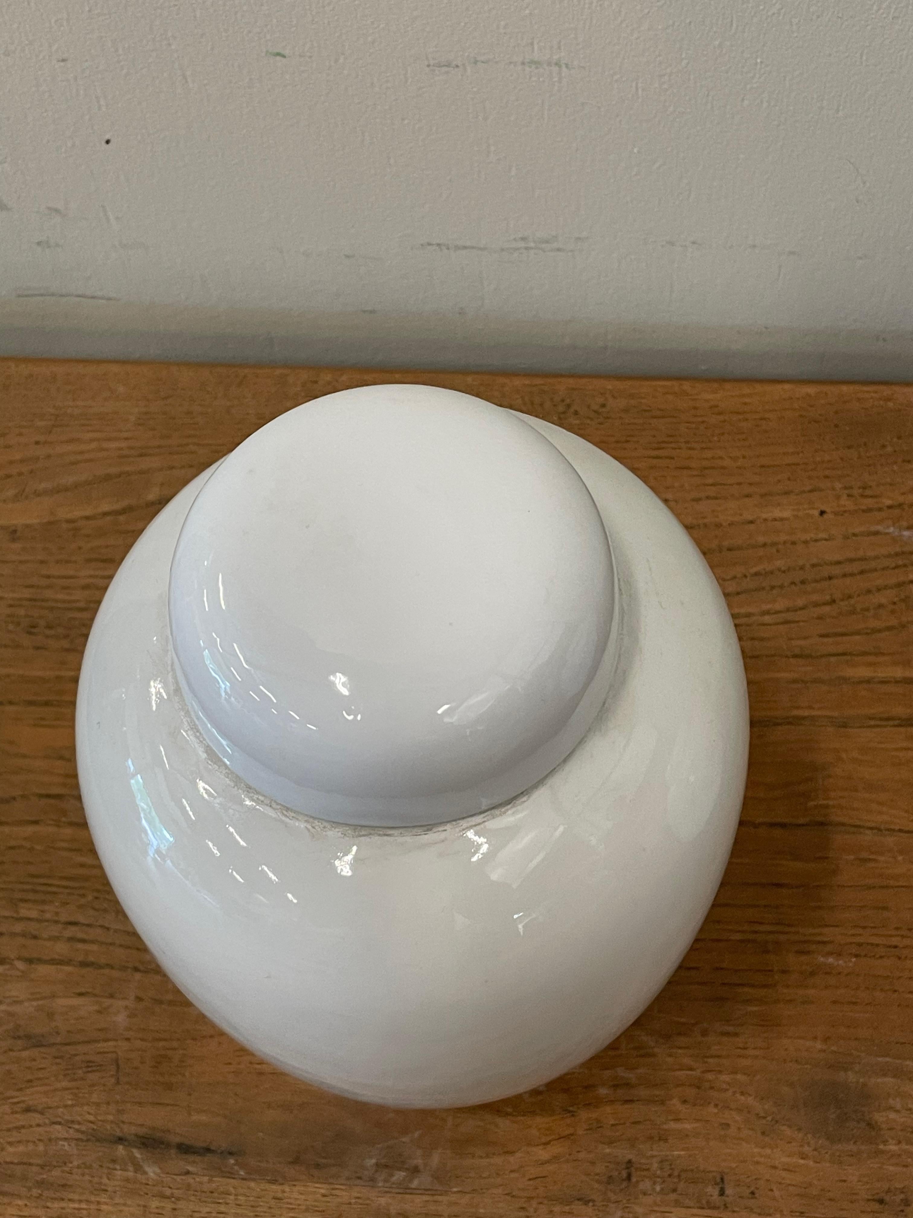 Céramique Vase à couvercle crème, Chine, contemporain en vente