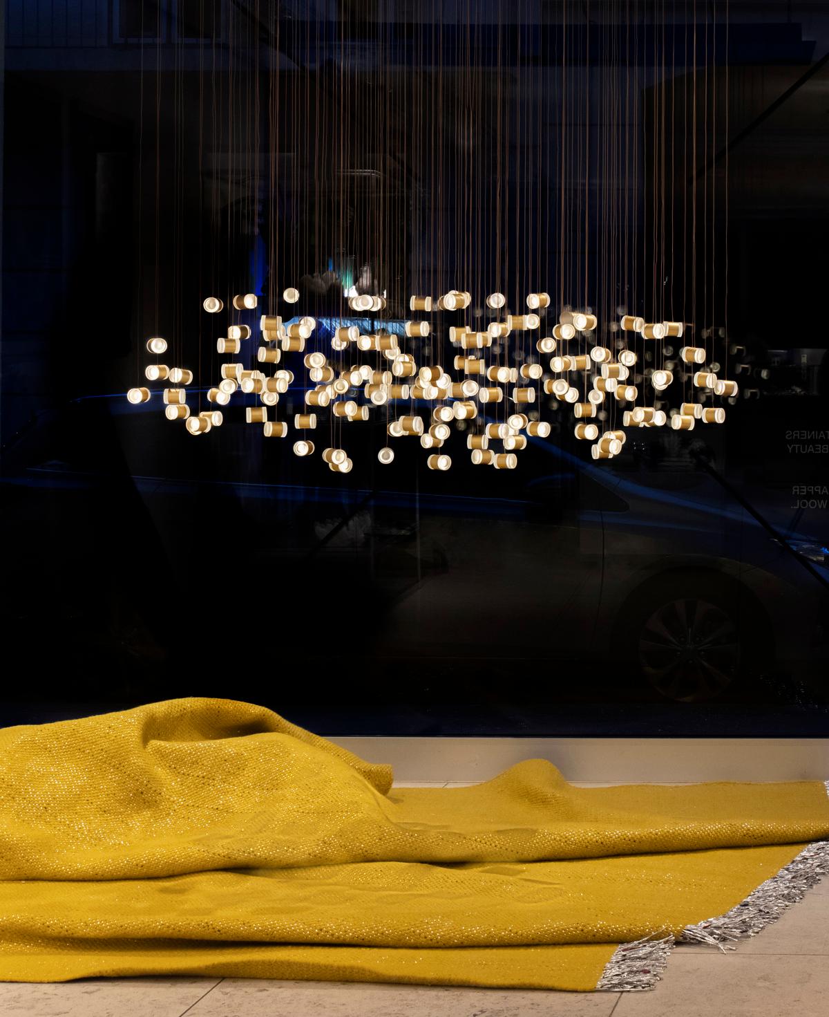 Zeitgenössische cremefarbene Stehlampe aus Aluminium und Glas mit Wolkeneffekt (Lettisch) im Angebot
