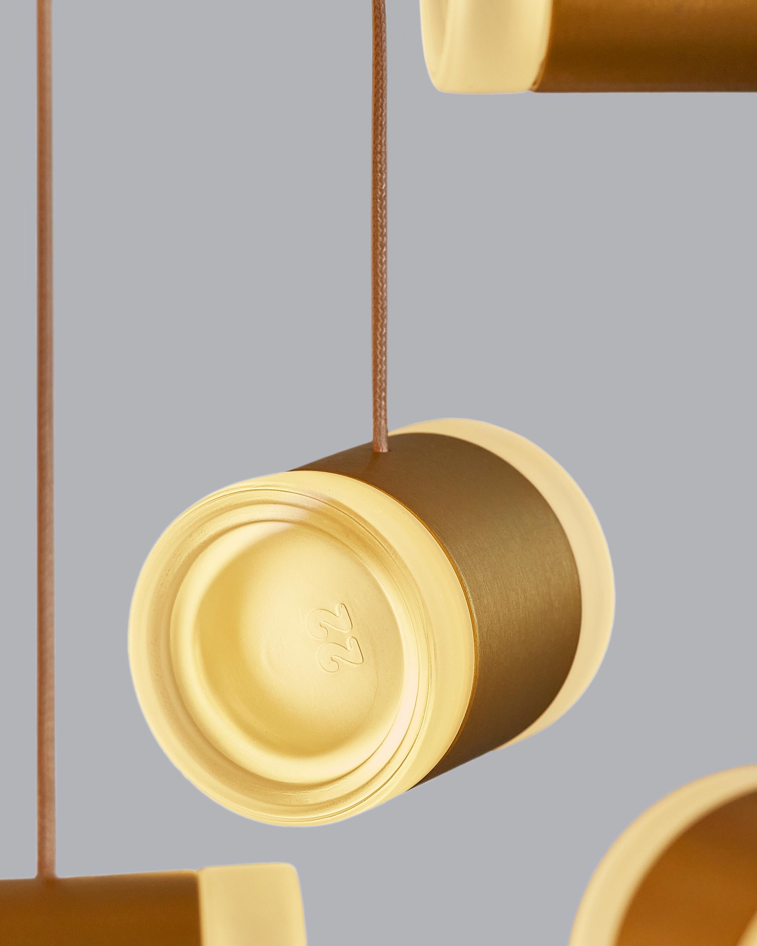 Zeitgenössische cremefarbene Stehlampe aus Aluminium und Glas mit Wolkeneffekt (Eloxiert) im Angebot