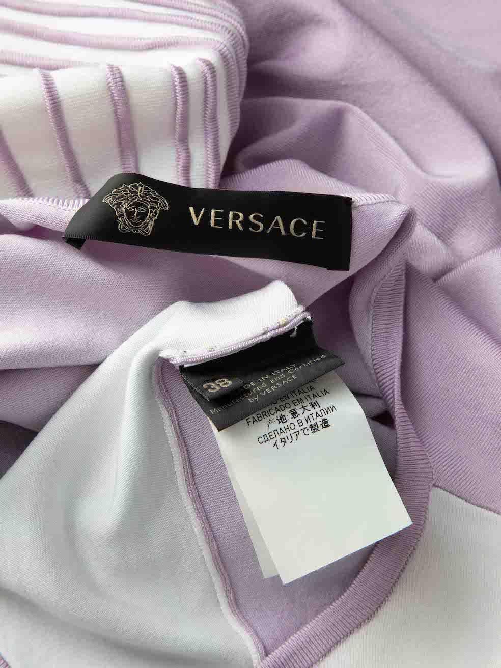 T-shirt extensible Versace crème et lilas à imprimé coquillage, taille XS Bon état - En vente à London, GB