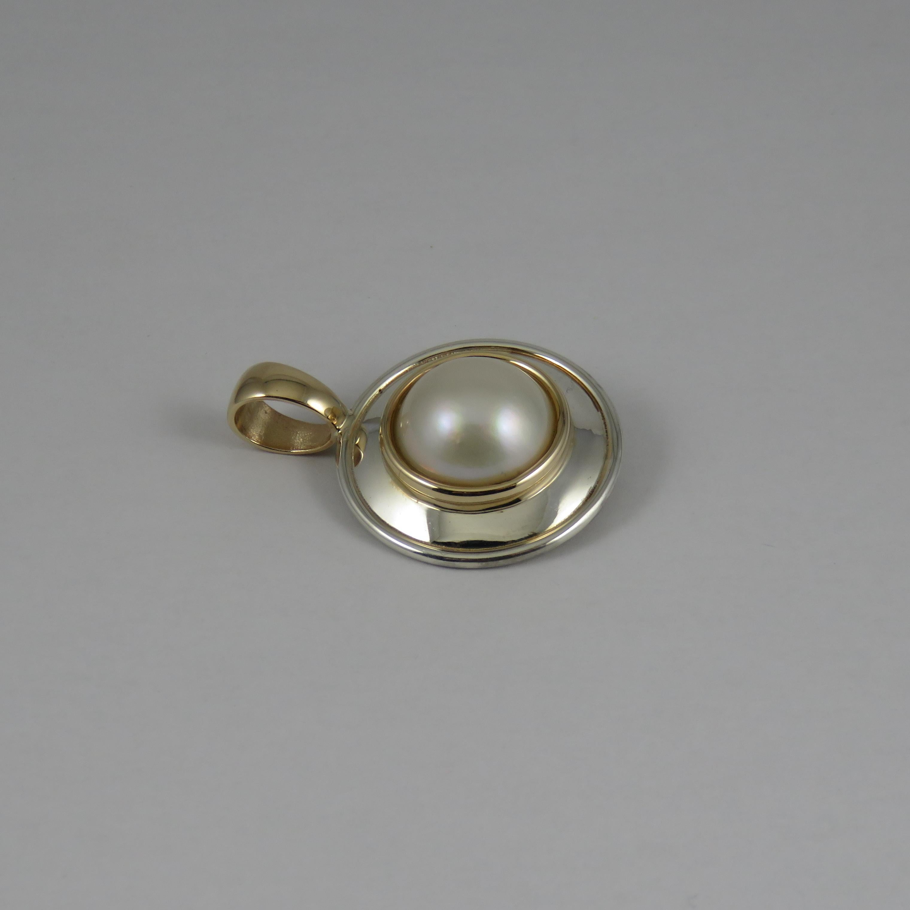 Cream Mabe Pearl 9k Yellow Gold and Sterling Silver Pendant In New Condition For Sale In Cambridge, NZ
