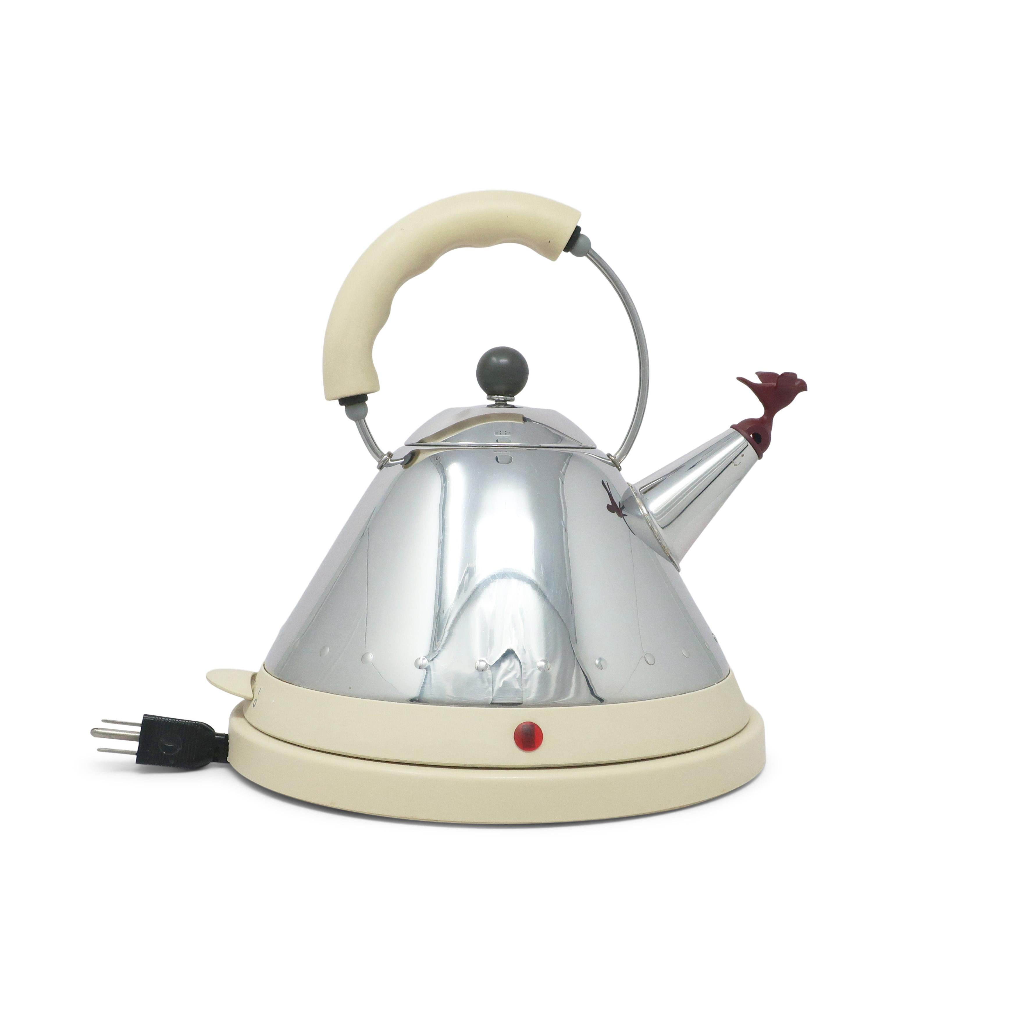 La MG32 reprend la forme de la bouilloire Sellers de Michael, mais l'associe à une base électrique, supprimant ainsi le besoin de chaleur d'une cuisinière.  Emblématique de la combinaison par Alessi d'un grand design et de méthodes de production de