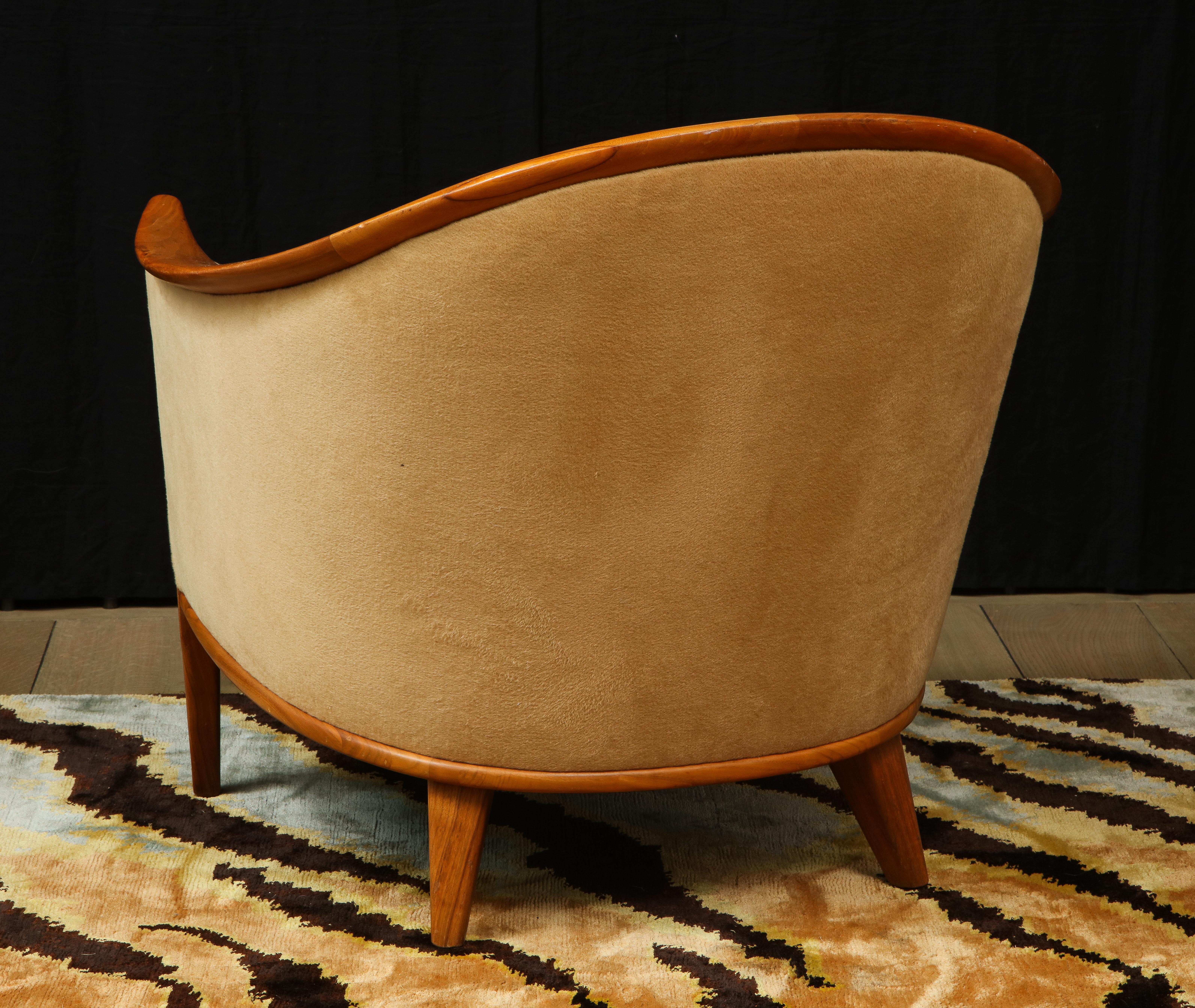 Ensemble canapé et paire de fauteuils en mohair crème, avec détails en bois de ronce, années 1960 en vente 5