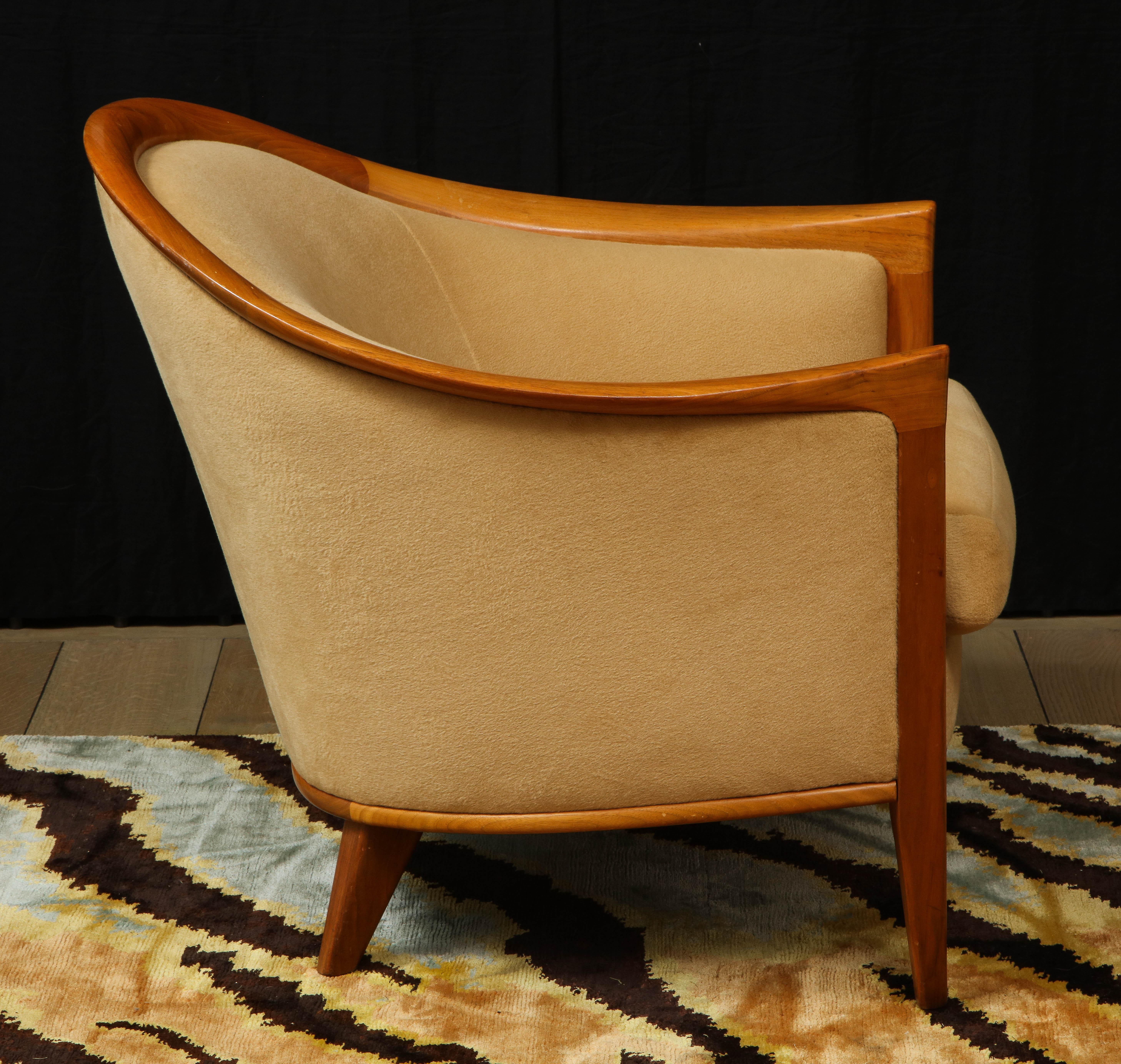Ensemble canapé et paire de fauteuils en mohair crème, avec détails en bois de ronce, années 1960 en vente 7