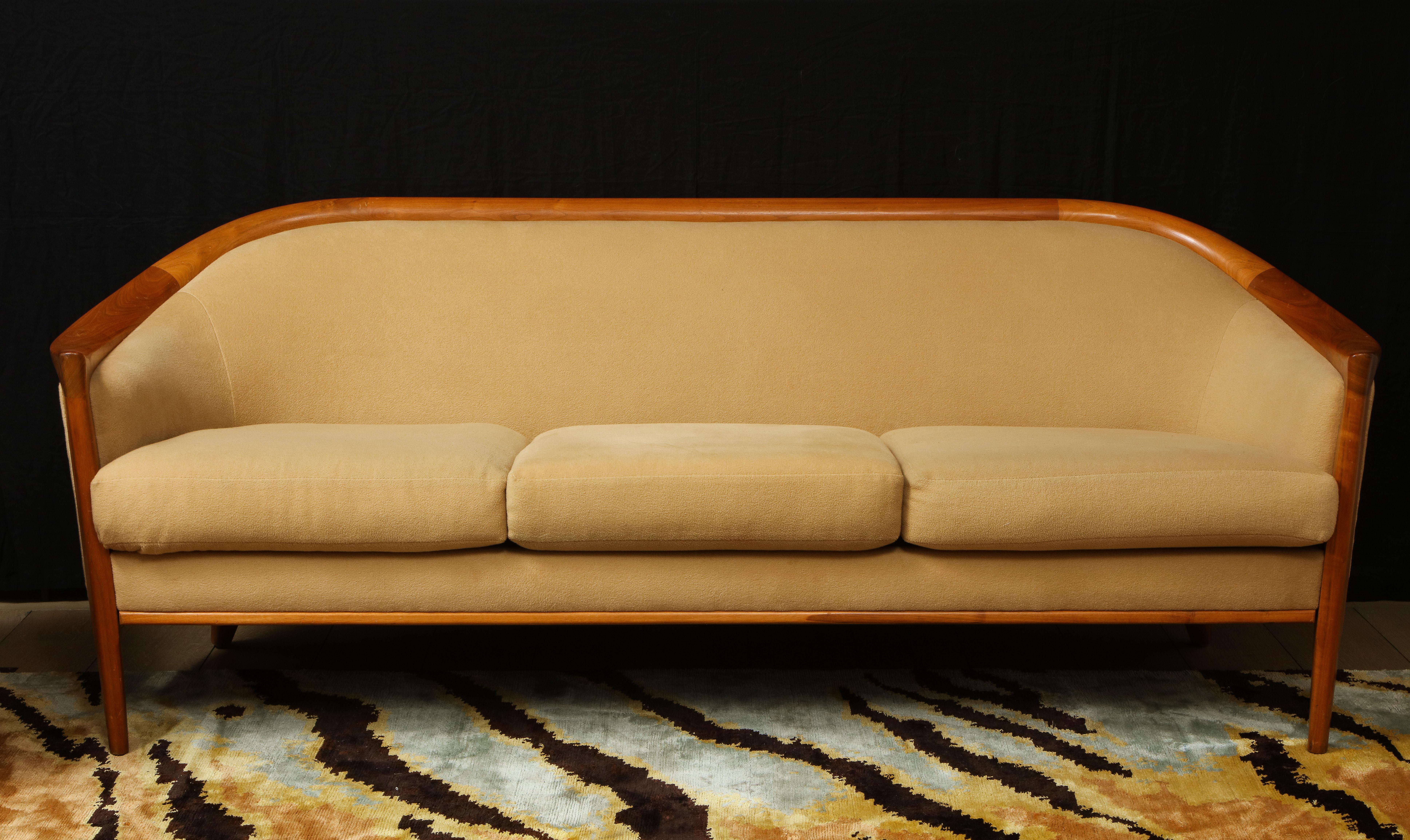 Canapé et paire de fauteuils en mohair crème, avec détails en bois de ronce, années 1960.

Mesures : Canapé 69