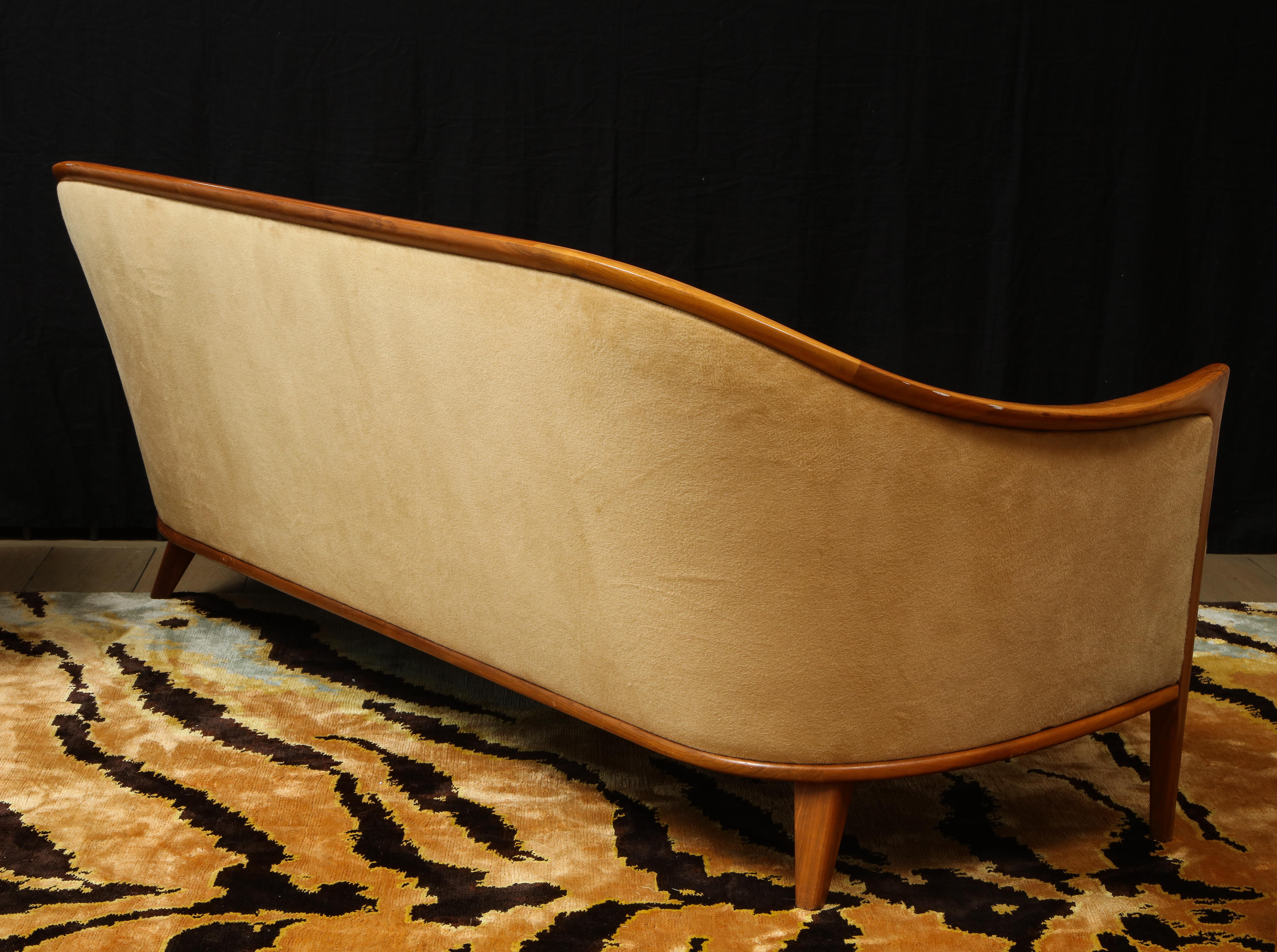Mid-Century Modern Ensemble canapé et paire de fauteuils en mohair crème, avec détails en bois de ronce, années 1960 en vente