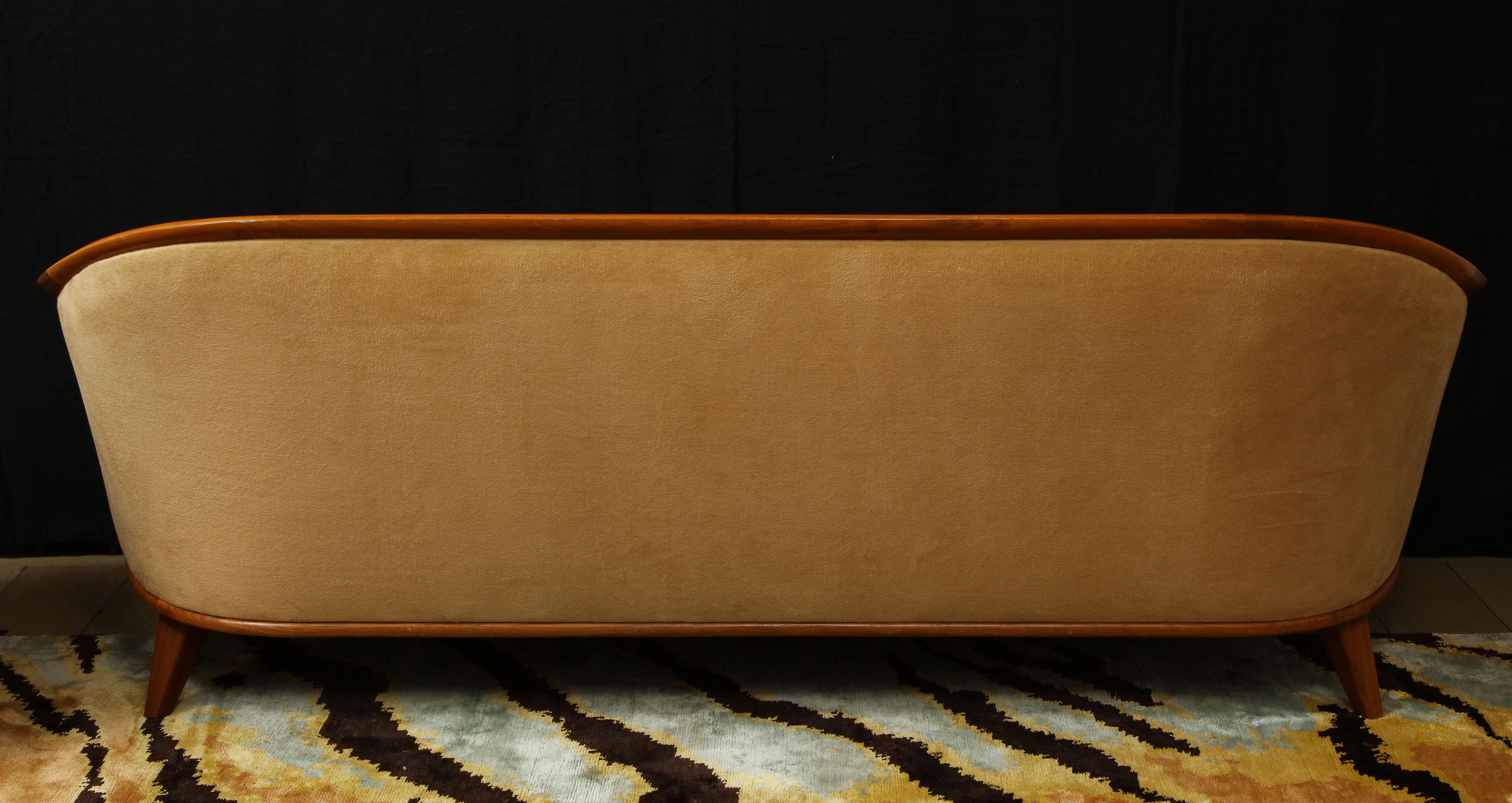 Cremefarbenes Mohair-Sofa und Sessel-Set aus Mohair, mit Wurzelholzdetails, 1960er Jahre, Paar im Zustand „Gut“ im Angebot in New York, NY