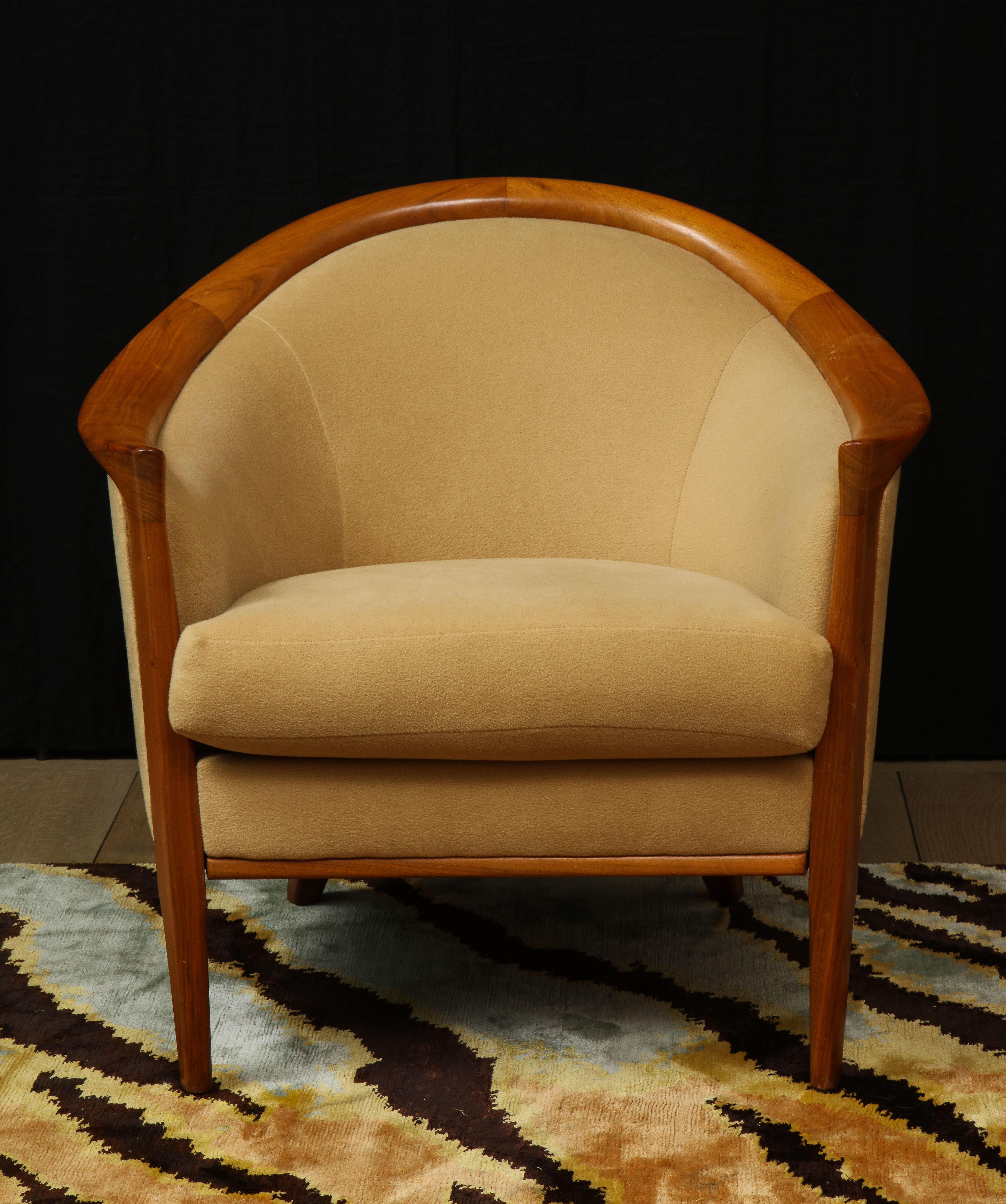 Ensemble canapé et paire de fauteuils en mohair crème, avec détails en bois de ronce, années 1960 en vente 2
