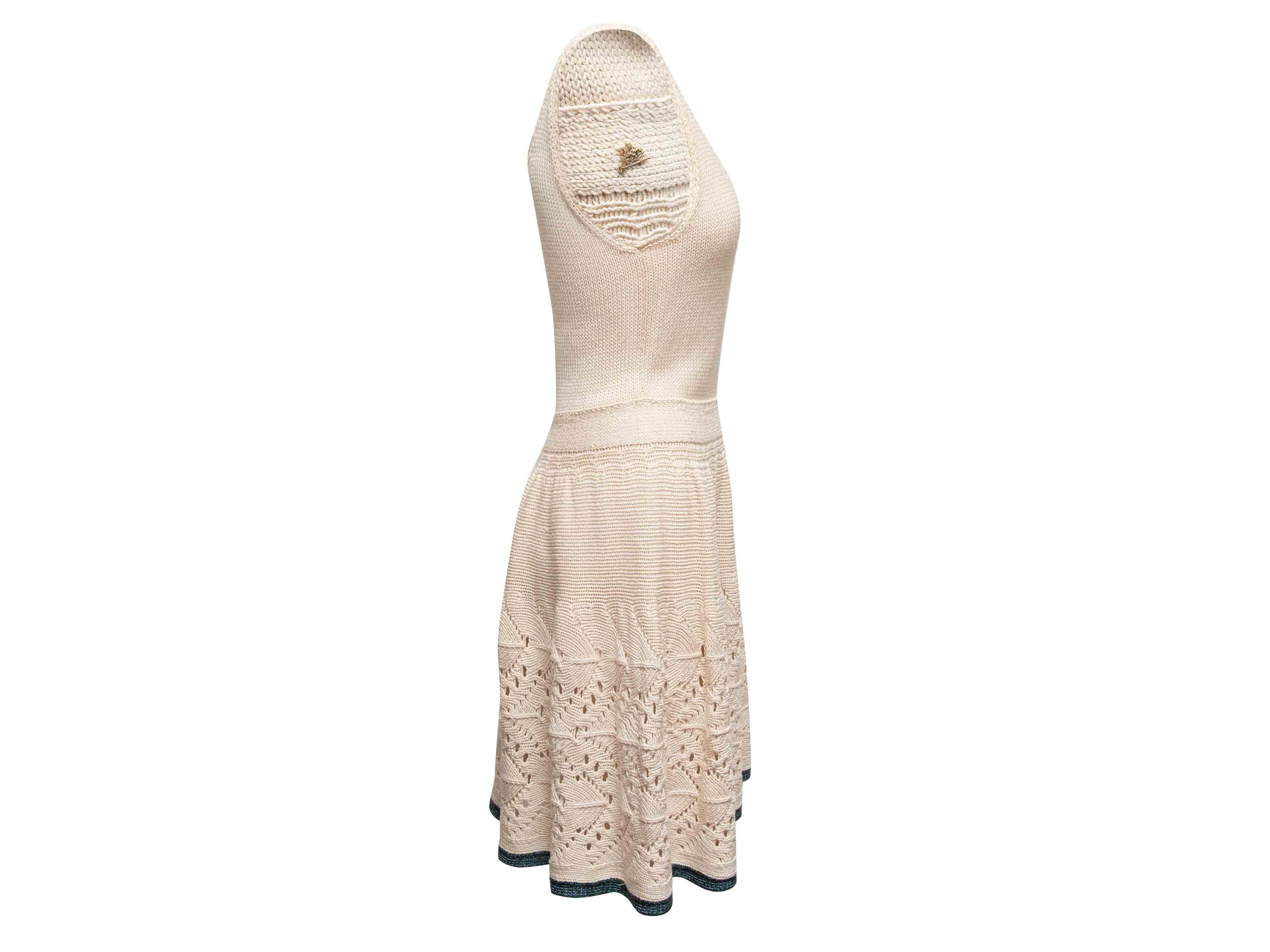 Cremefarbenes und marineblaues, ärmelloses Strickkleid von Chanel. Rundhalsausschnitt. Ösenverzierung am Rock. 29