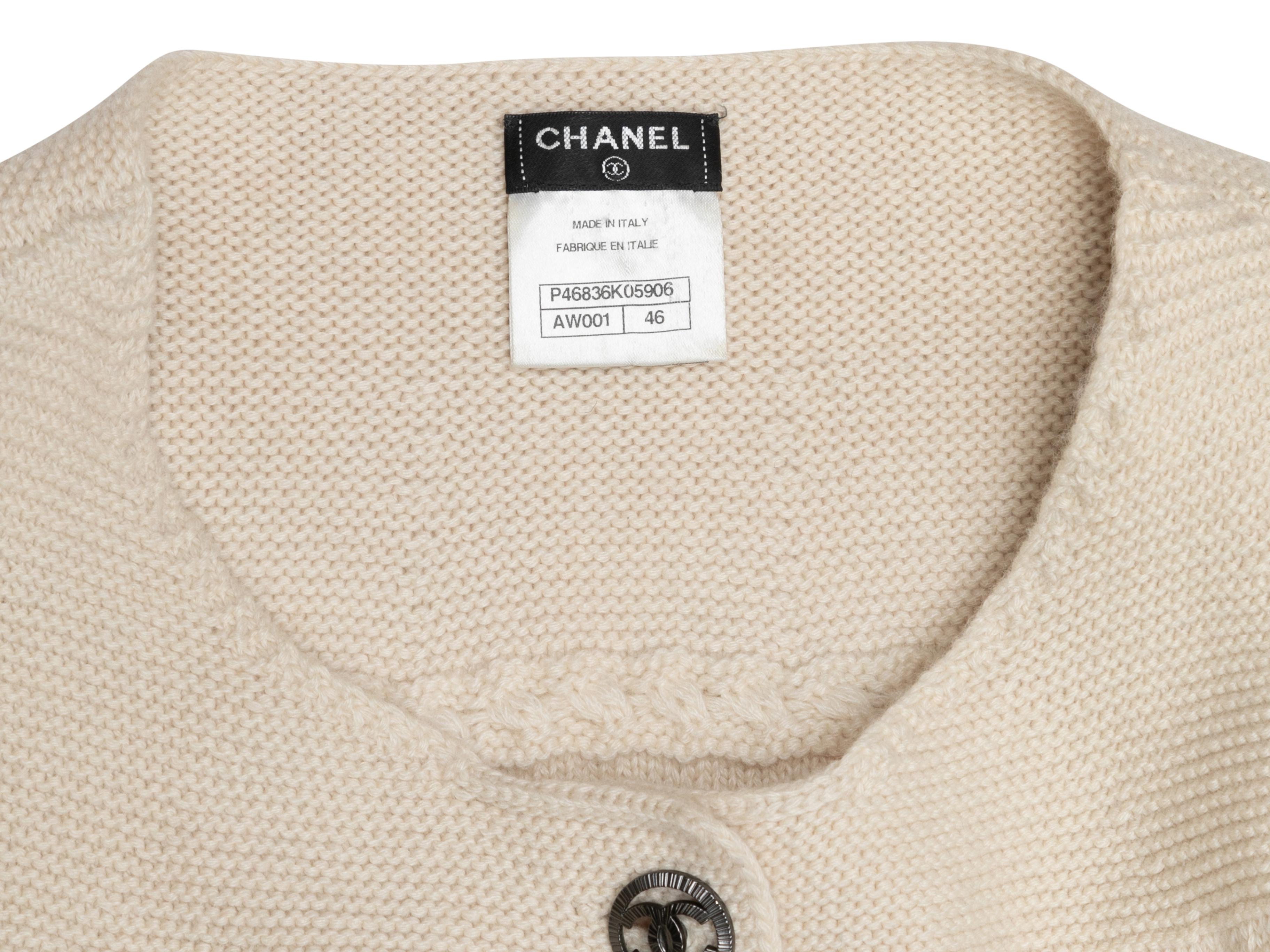 Cream & Navy Chanel Textured Cashmere Cardigan Size FR 46 In Good Condition For Sale In New York, NY