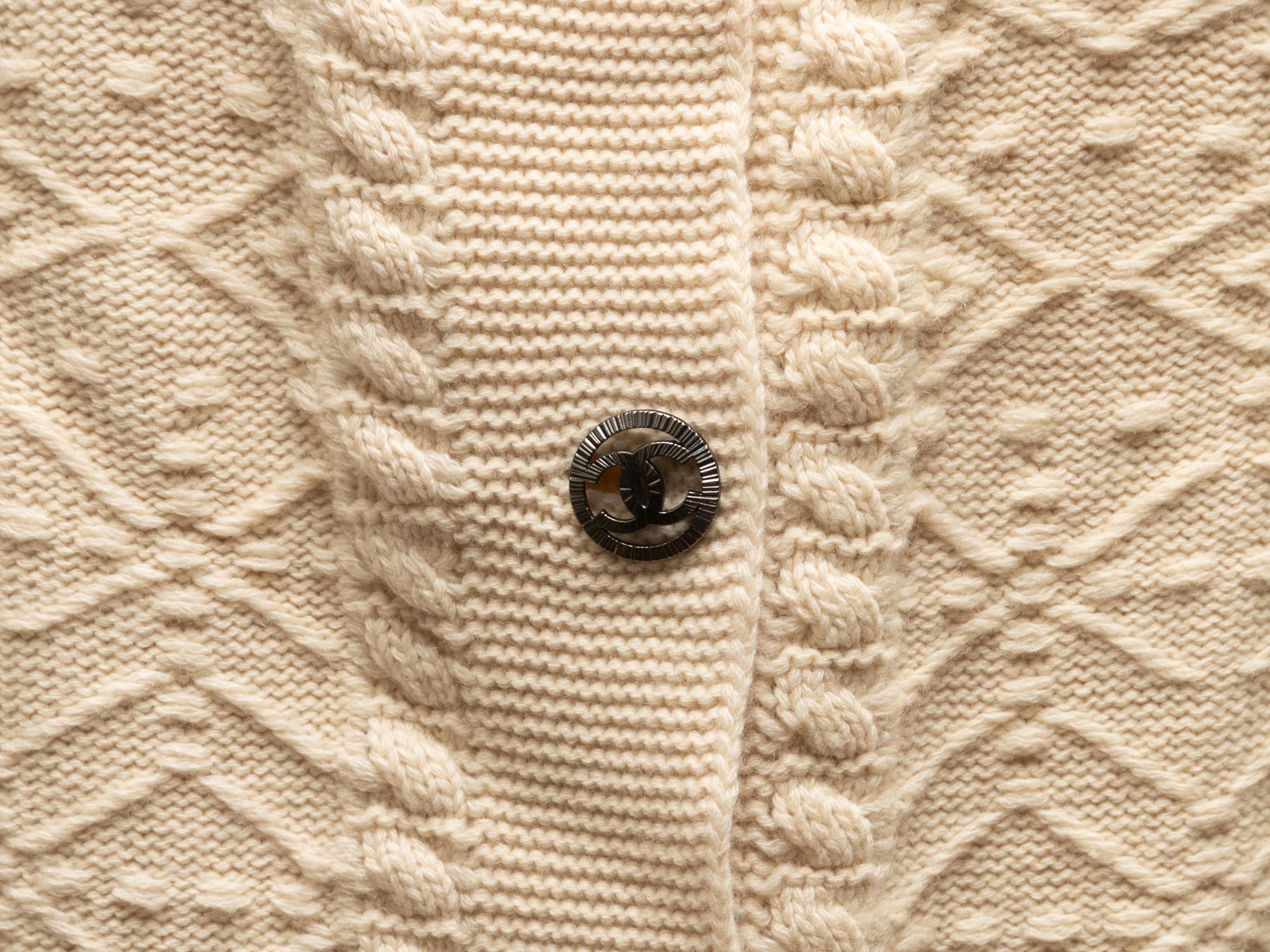 Cream & Navy Chanel Textured Cashmere Cardigan Size FR 46 For Sale 2