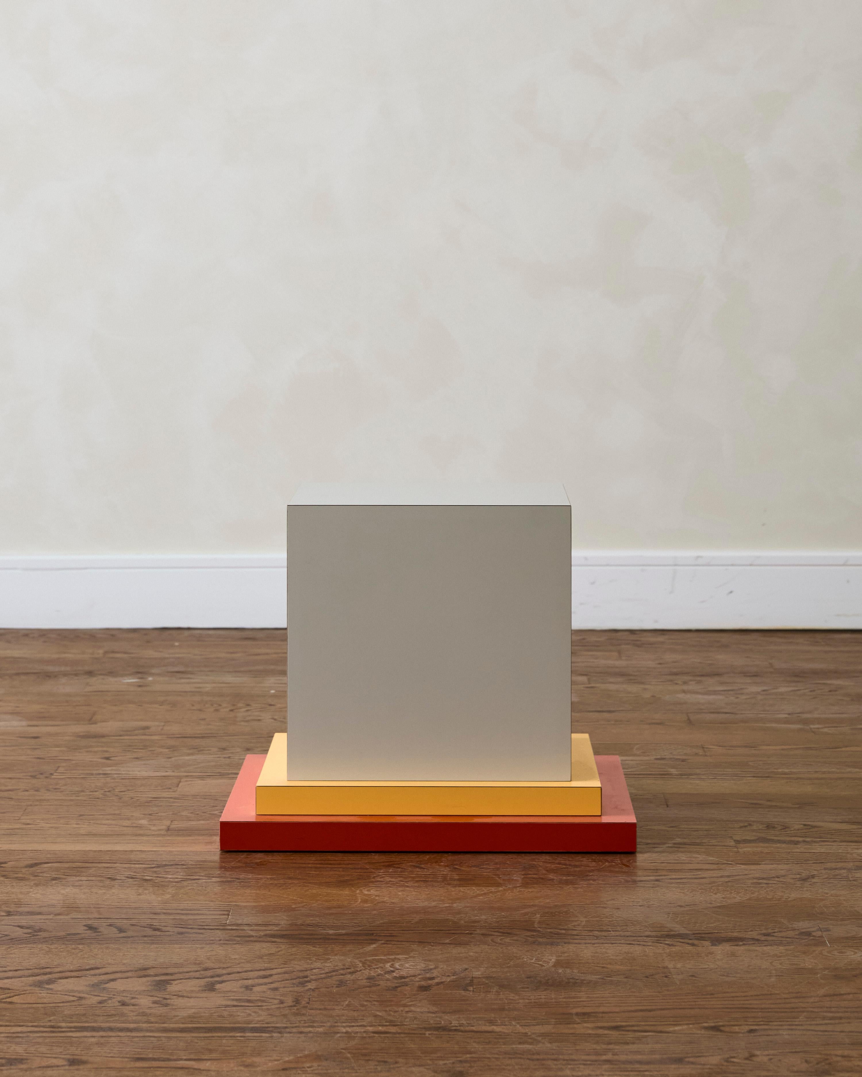 Tavolo occasionale Memphis di Ettore Sottsass, realizzato in legno laminato impilato e contrassegnato da un'etichetta del produttore in alluminio sul lato che recita 