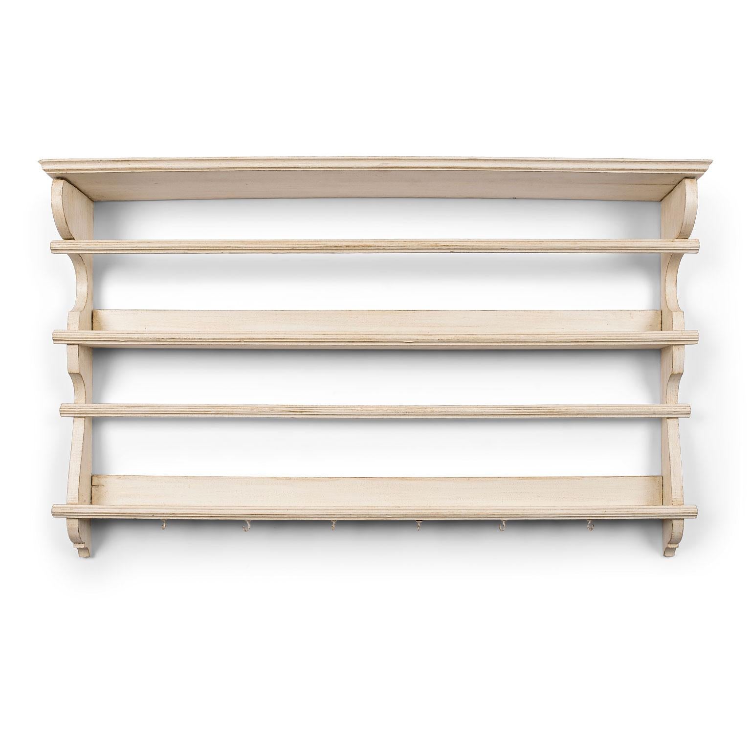 Cream-painted French plate rack dating to the 19th century. Painted finish not original. Top shelf will accommodate plates up to ten inches diameter and lower shelf accommodates plates up to eleven inches diameter.