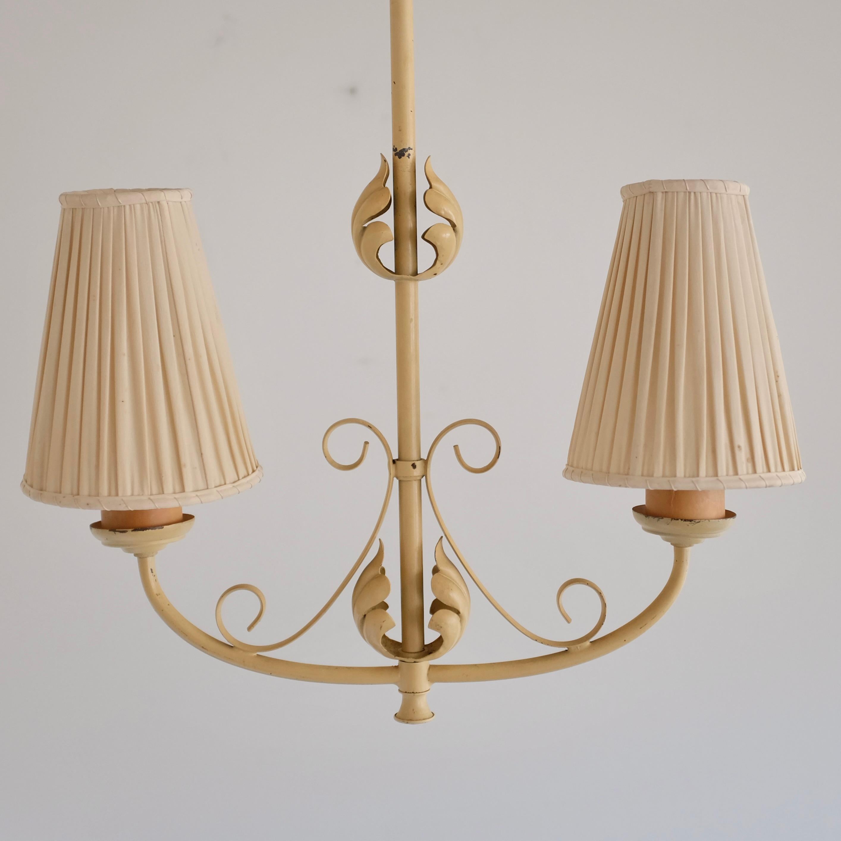 Pendentif moderne suédois peint en crème en vente 3