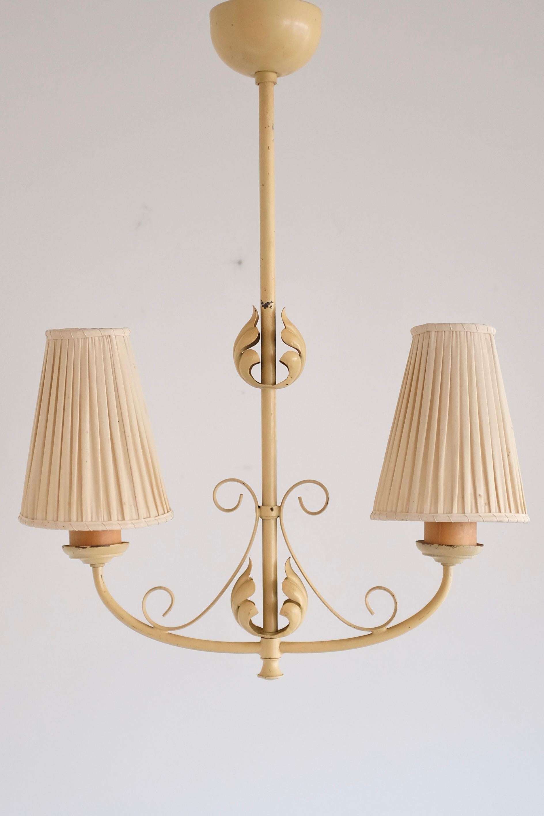 Pendentif moderne suédois peint en crème en vente 4