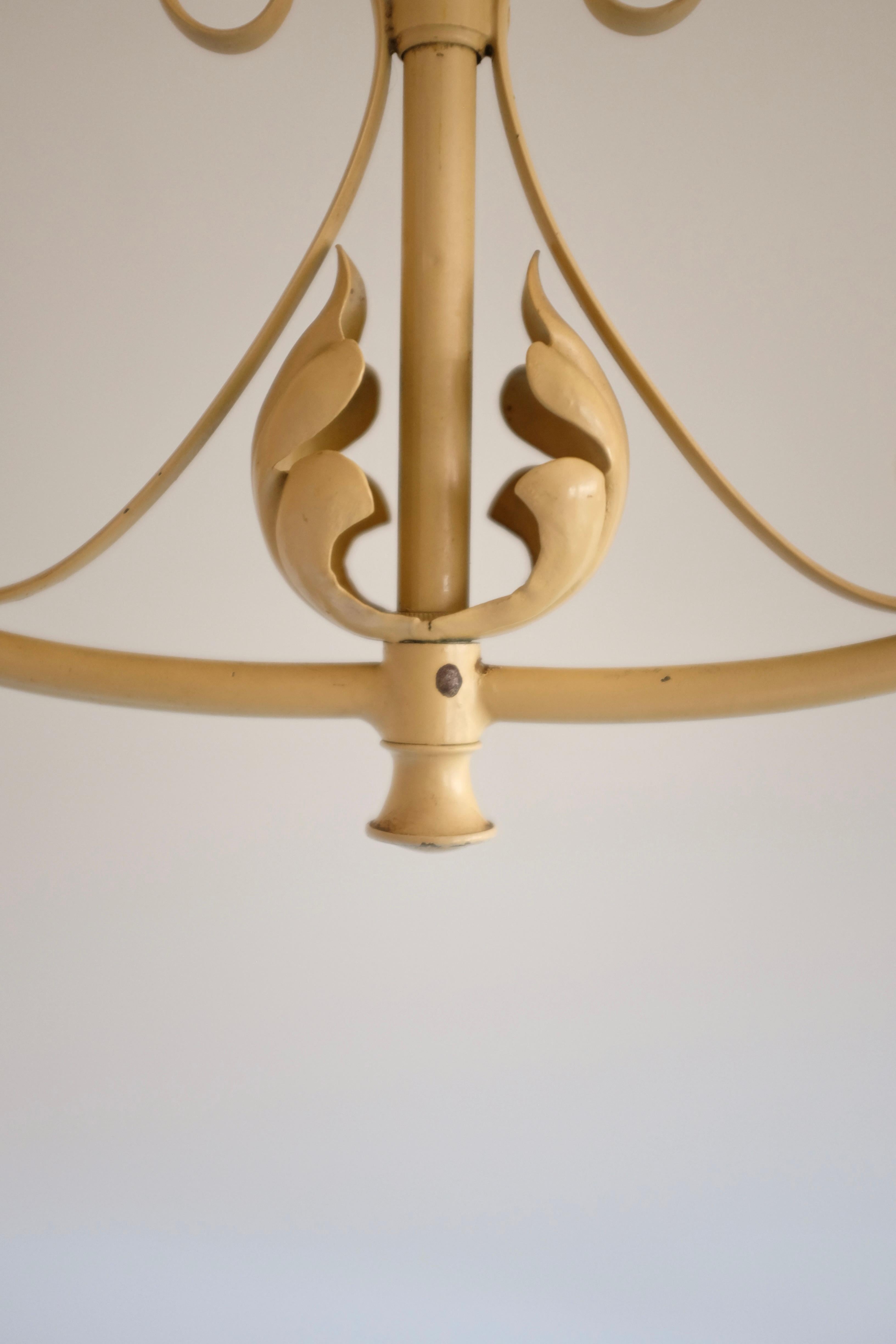 Suédois Pendentif moderne suédois peint en crème en vente