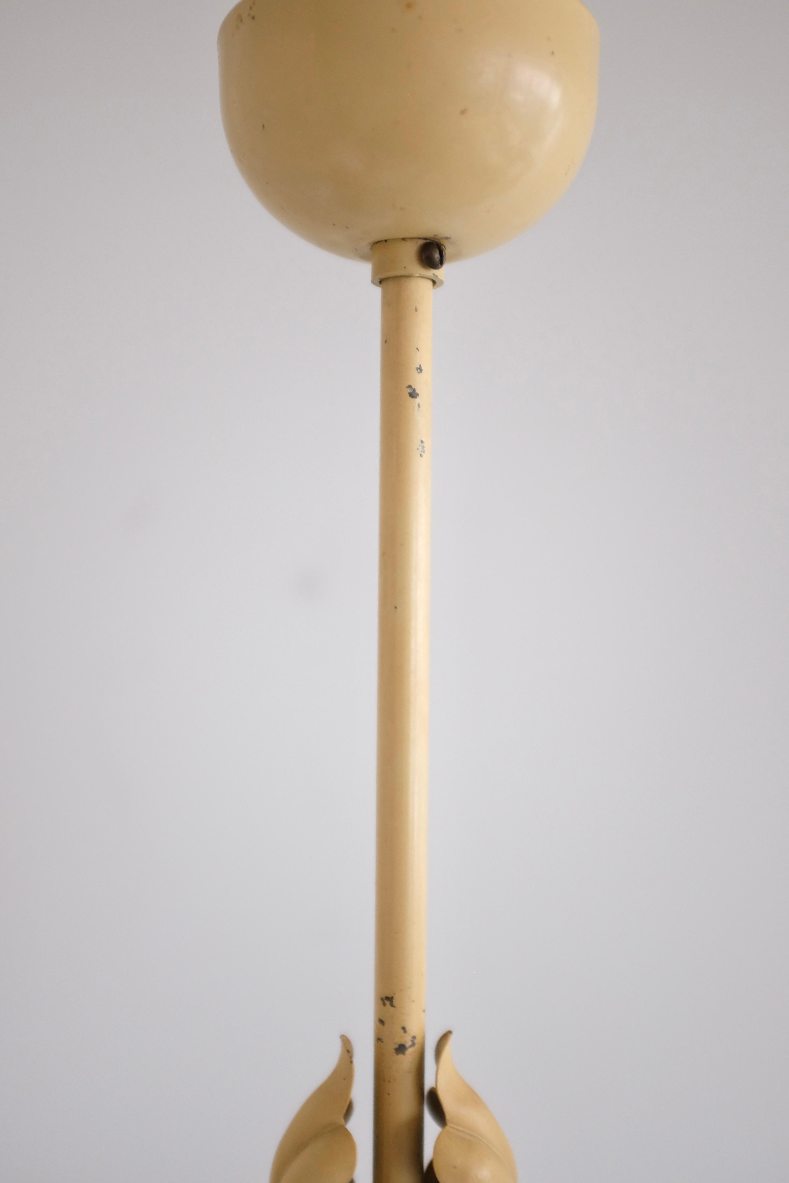 Pendentif moderne suédois peint en crème Bon état - En vente à New York, NY