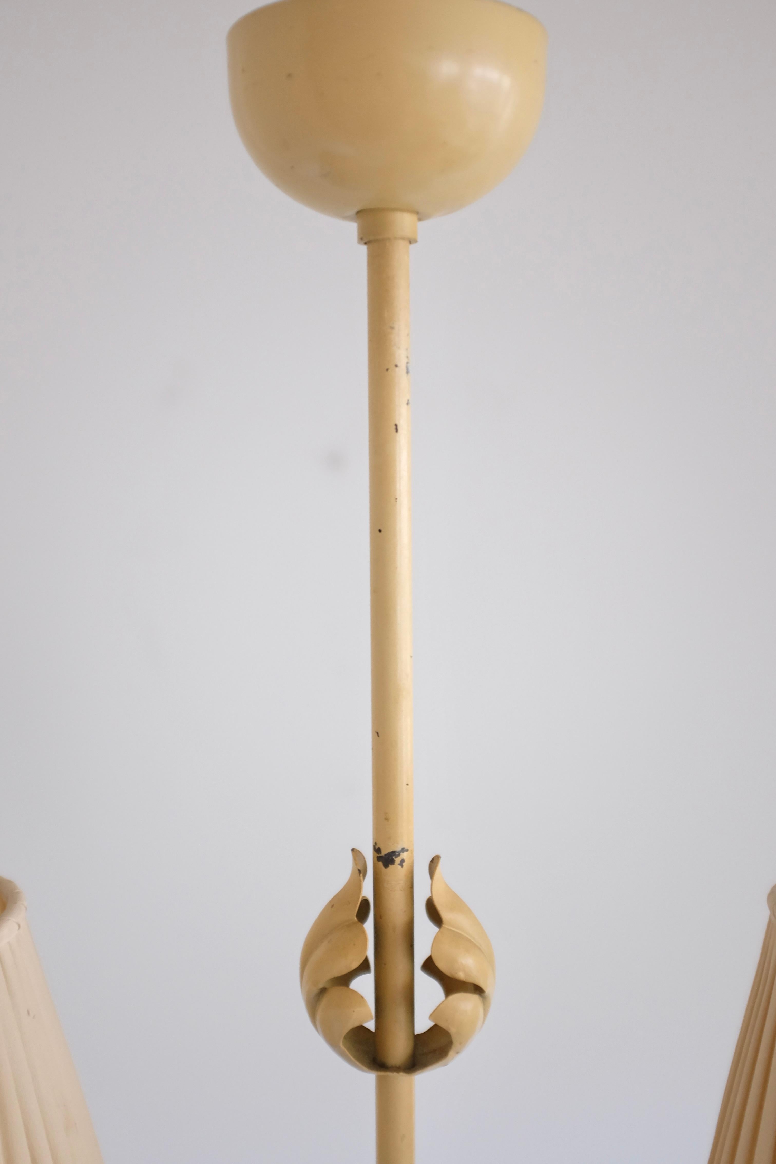 Milieu du XXe siècle Pendentif moderne suédois peint en crème en vente