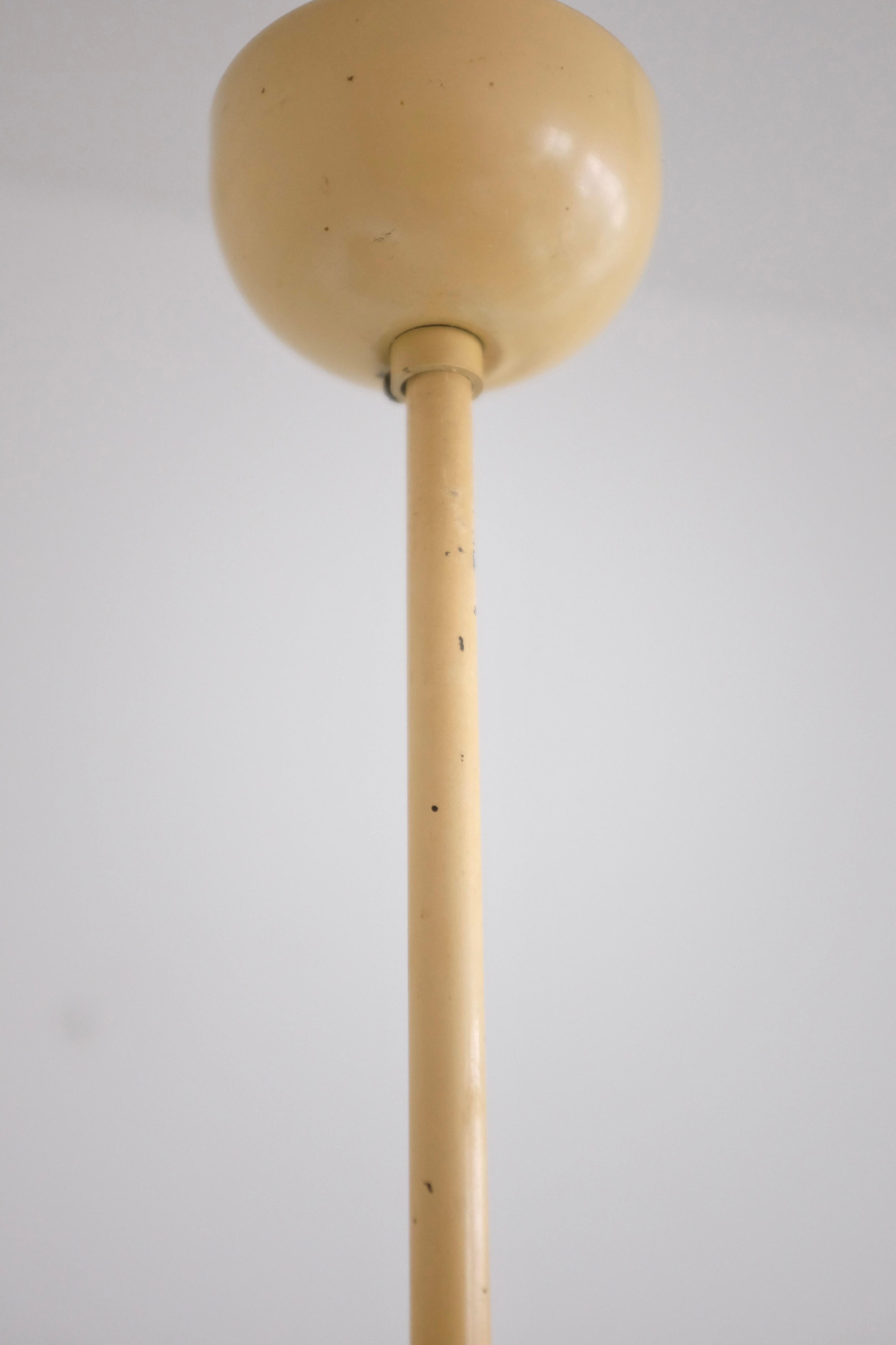 Métal Pendentif moderne suédois peint en crème en vente