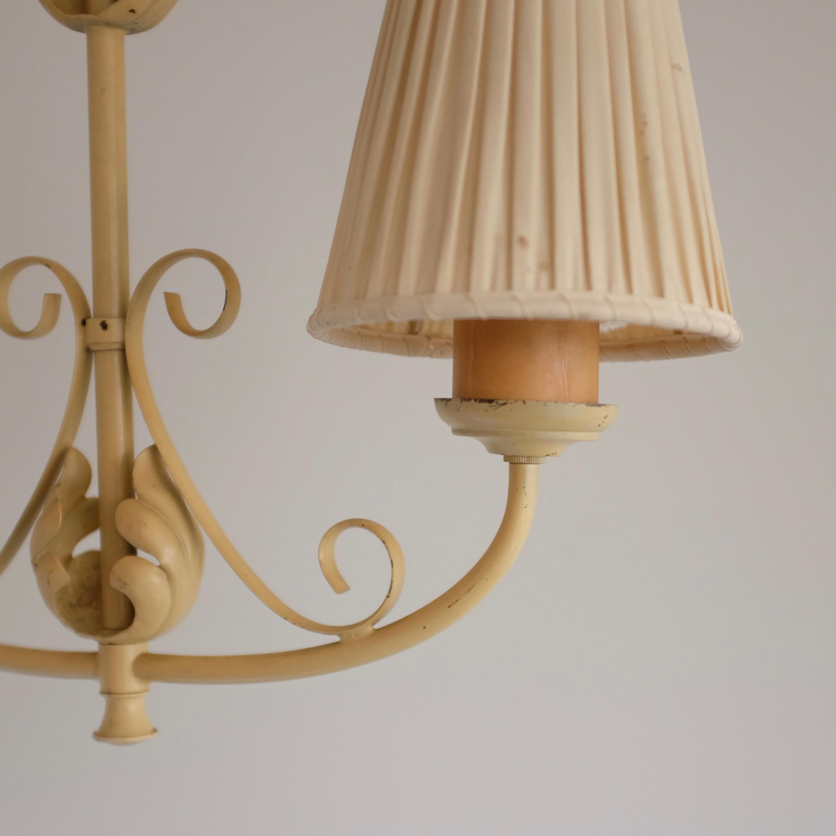 Pendentif moderne suédois peint en crème en vente 2