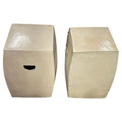 Coppia di sgabelli quadrati da giardino in terracotta color crema, Cina, Contemporaneo