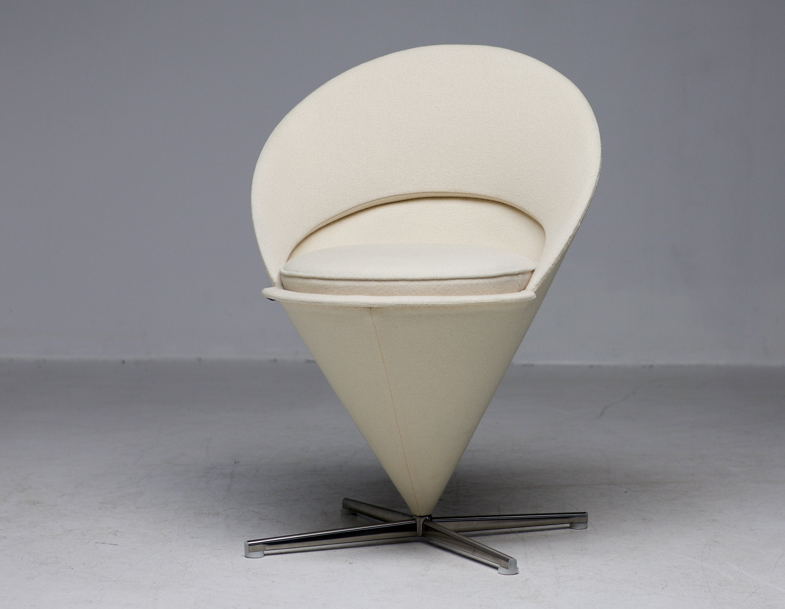 Verner Panton a conçu une chaise spécialement pour le restaurant Kom Igen au Danemark : la Cone Chair. 
Comme son nom l'indique, le corps de la chaise prend la forme d'un cône. Dressée sur sa pointe, une coque rembourrée en demi-cercle se prolonge