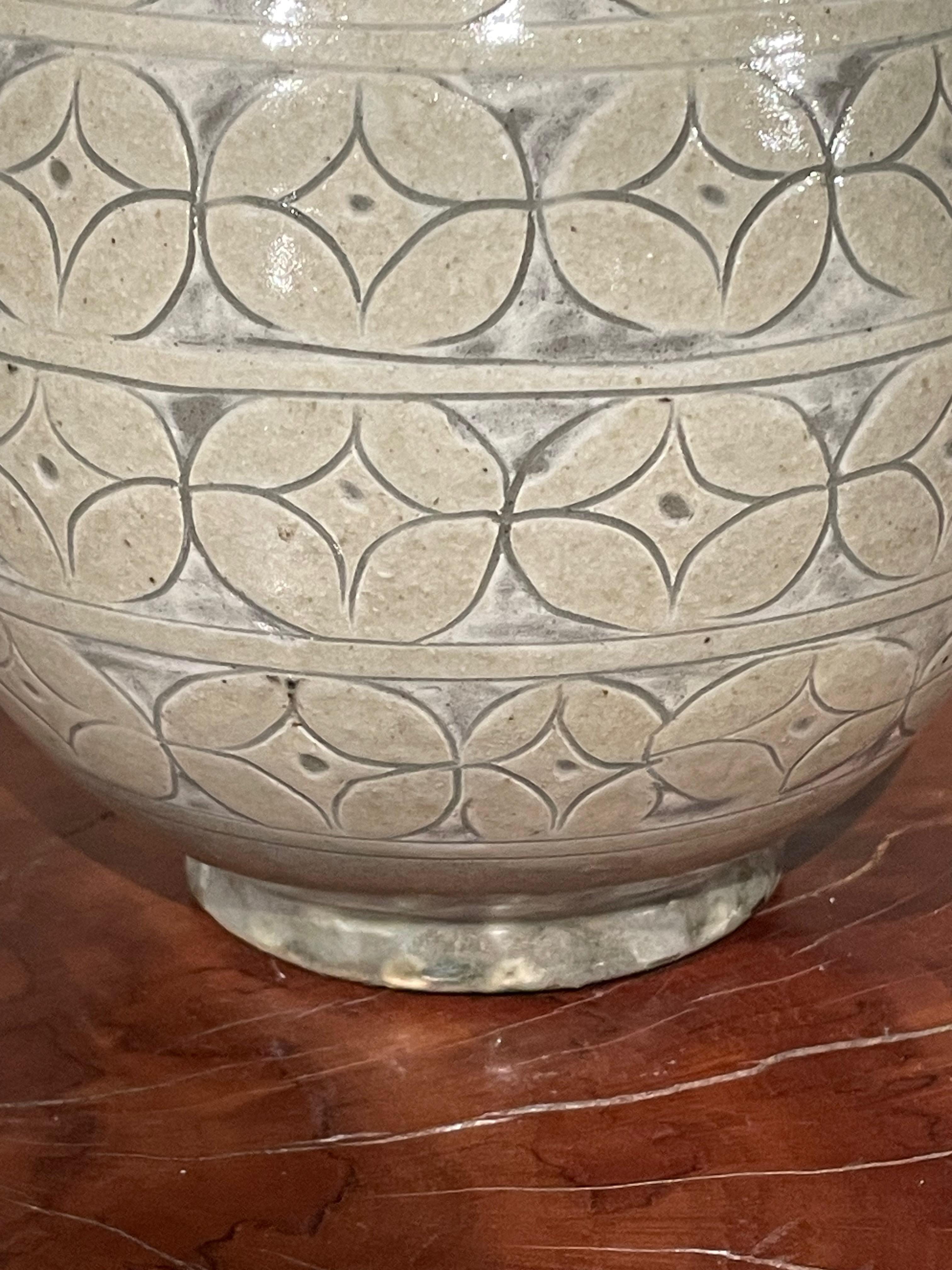 Chinois Vase en céramique à motif de coupe crème, Chine, Contemporain en vente