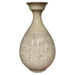 Jarrón de cerámica con forma de copa y estampado crema, China, Contemporáneo