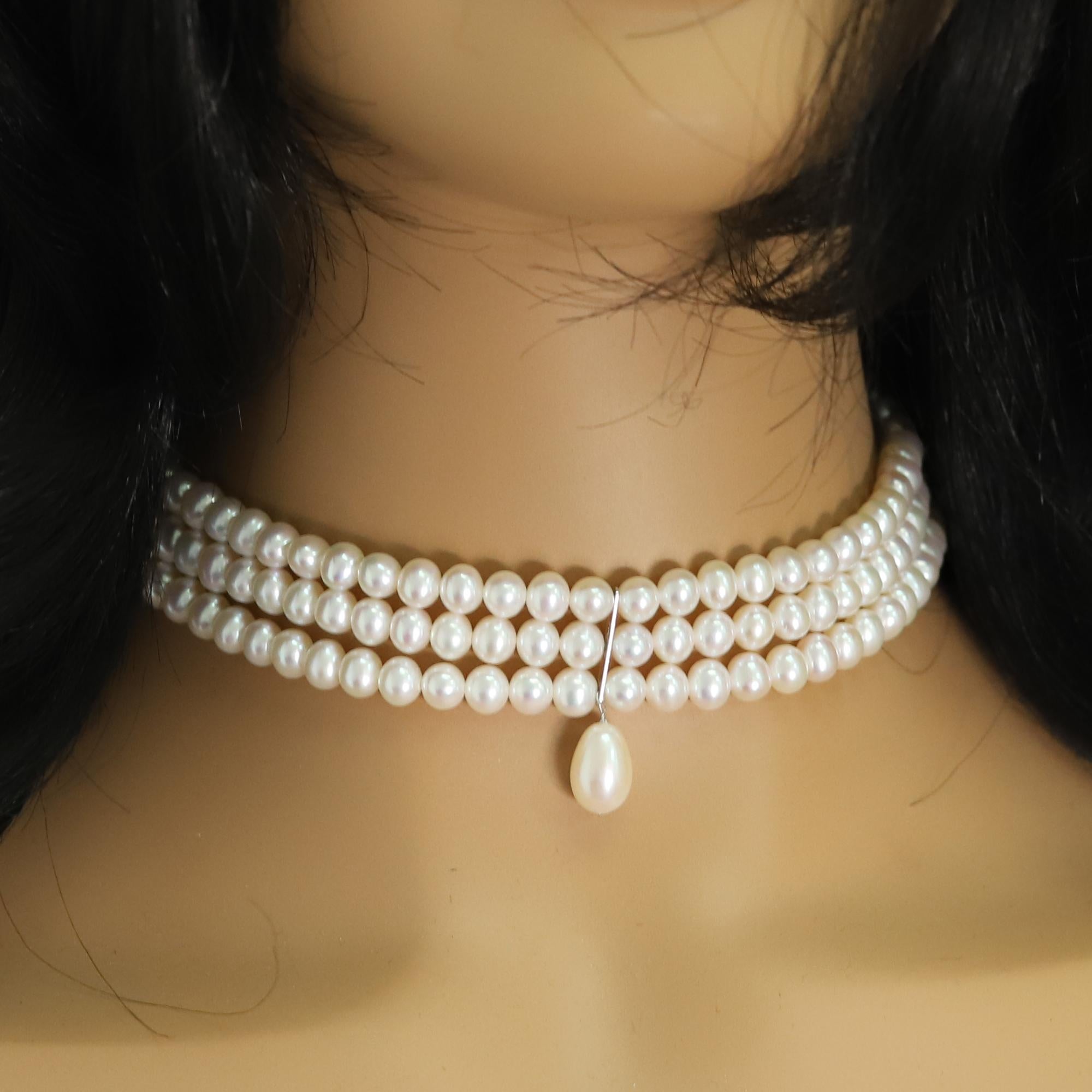 Crema Perla Gargantilla de 3 filas Perlas de alta calidad con perla central colgante Ajustable en Nuevo estado para la venta en Brooklyn, NY