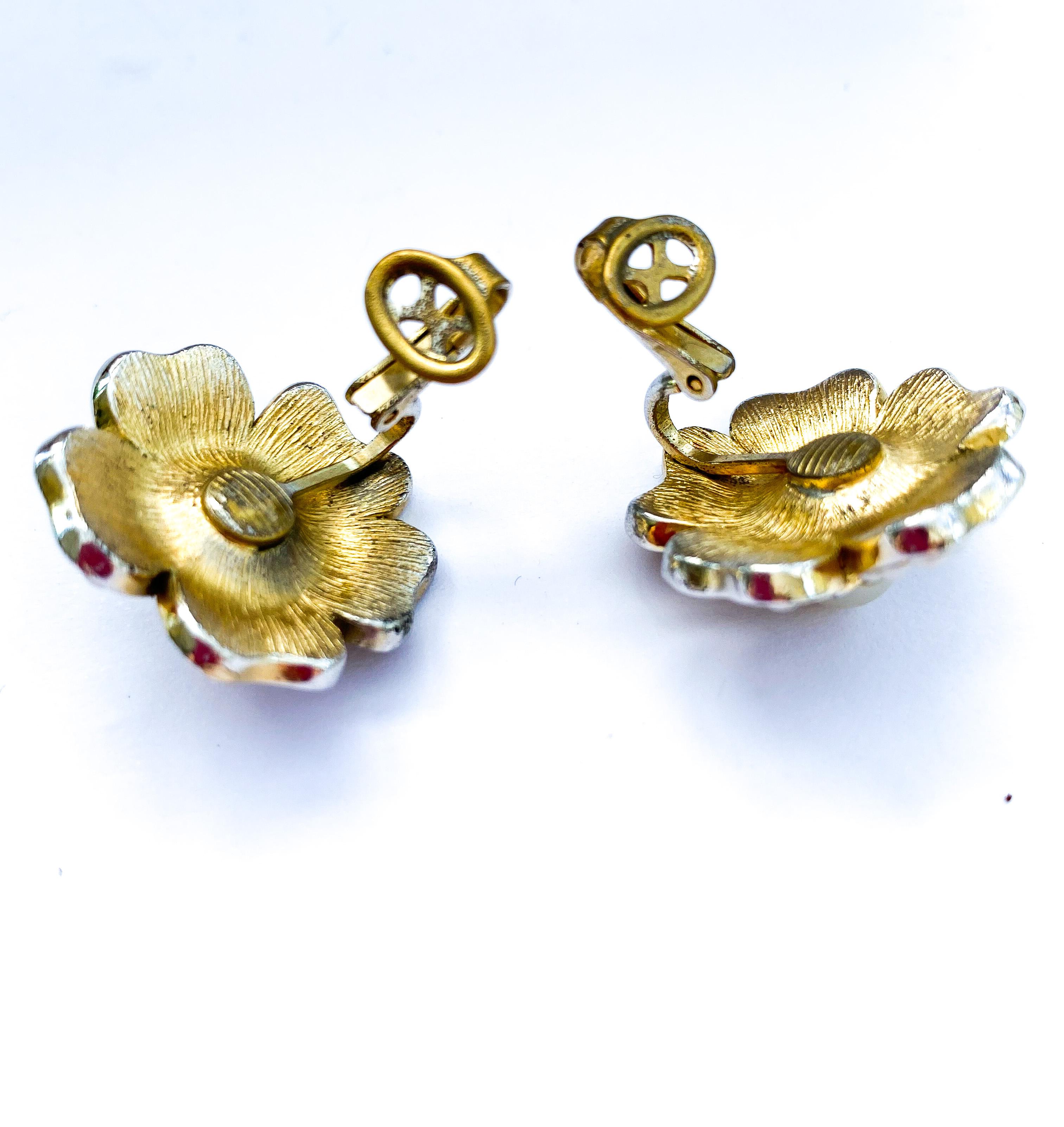 Cream pearl, gilt metal and grey paste 'flower' earrings, Trifari, USA, 1960s. For Sale 2