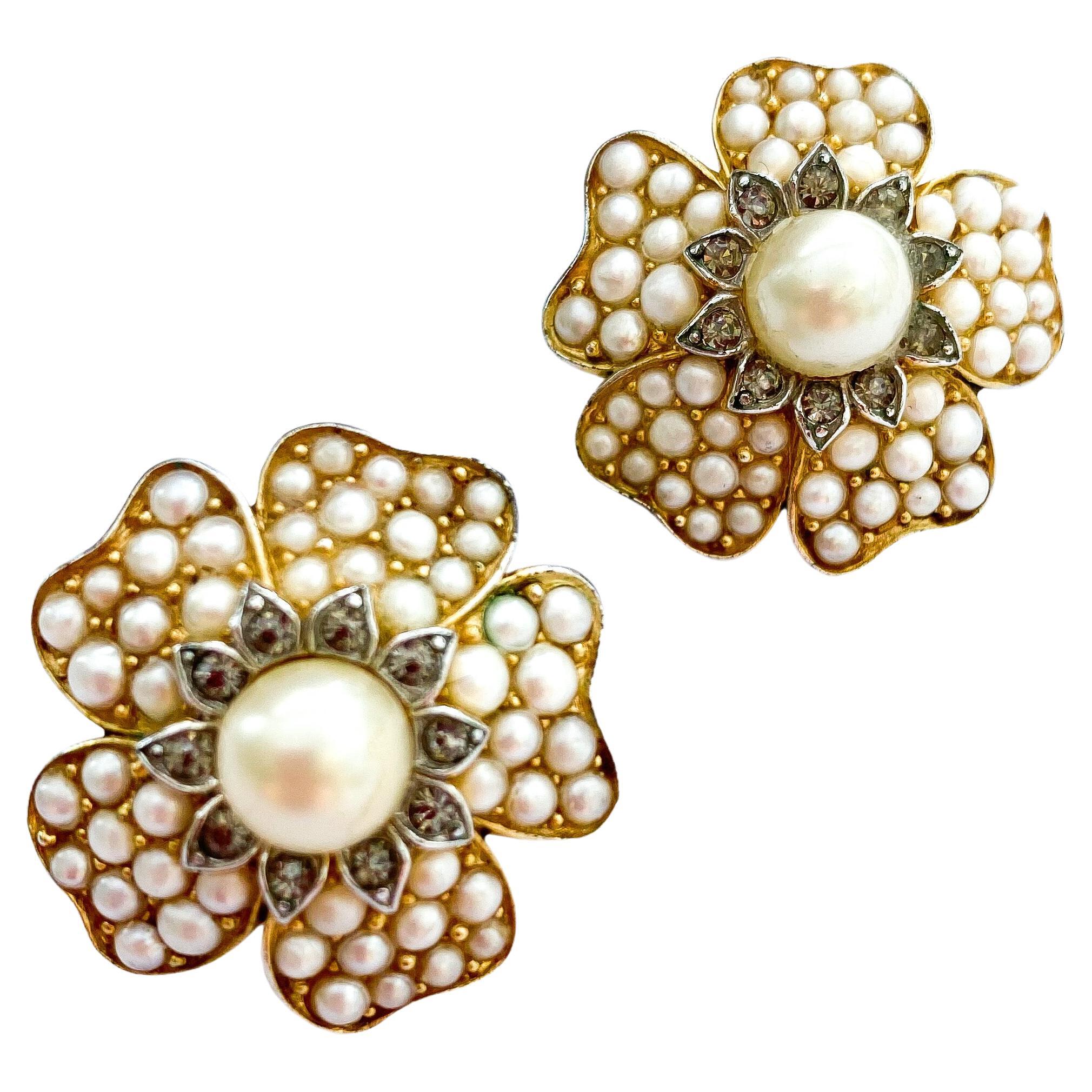 Boucles d'oreilles « fleur » en perles de crème, métal doré et pâte grise, Trifari, États-Unis, années 1960.
