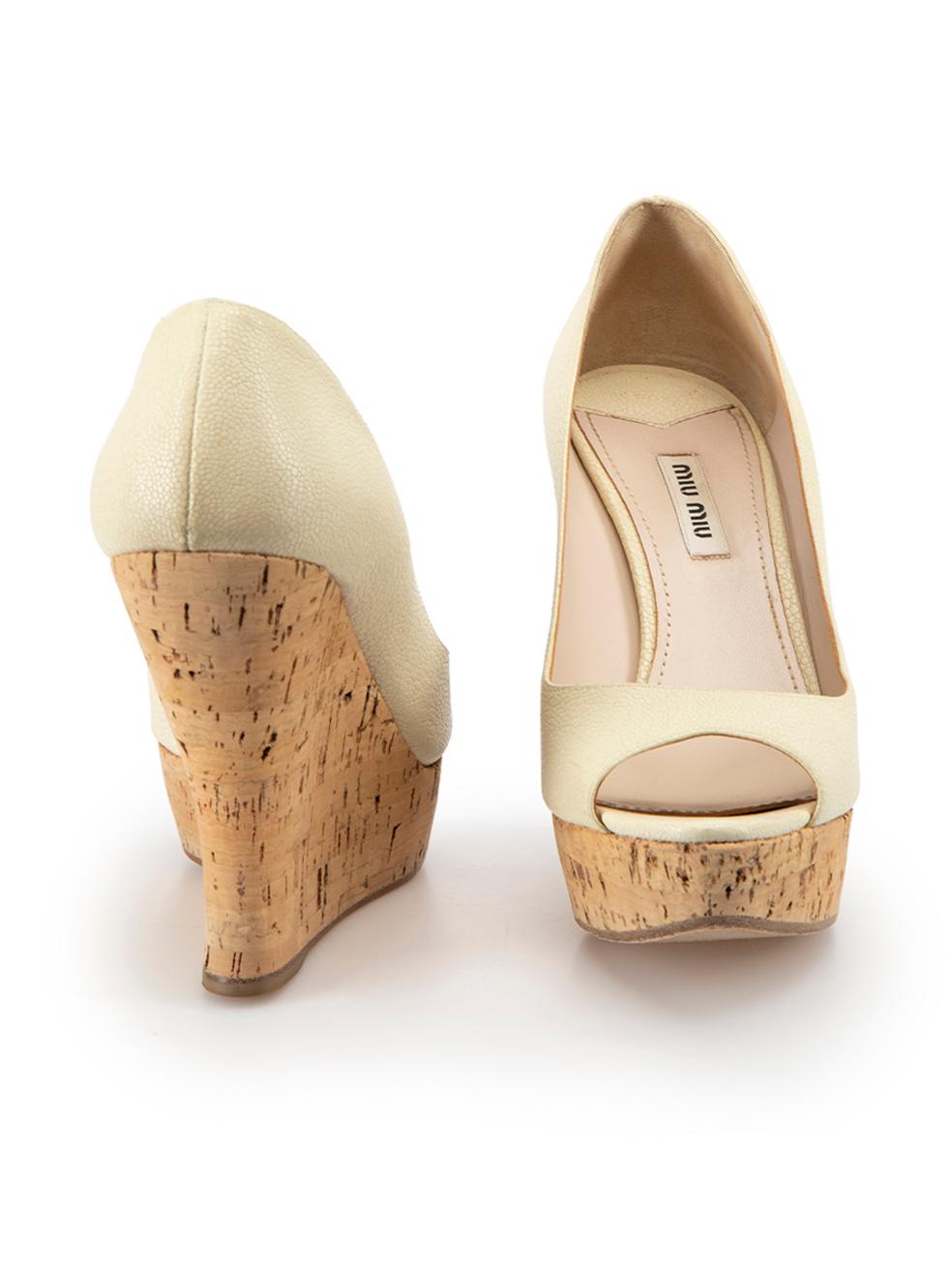 Cream Pebbled Leather Platform Cork Wedges Size IT 39.5 In Good Condition For Sale In London, GB