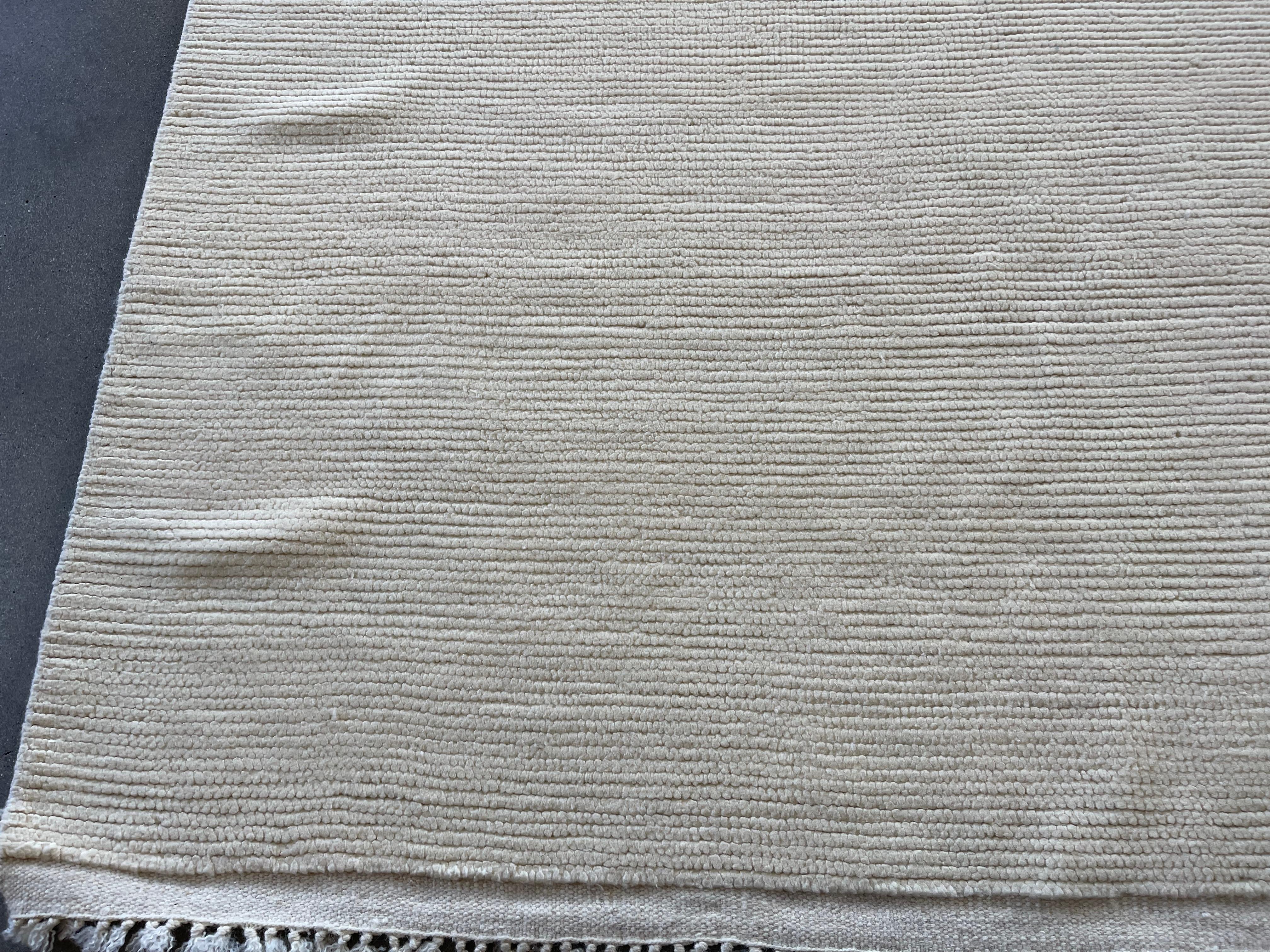 Cremefarbener einfarbiger gerippter marokkanischer Design-Teppich im Zustand „Neu“ im Angebot in West Hollywood, CA