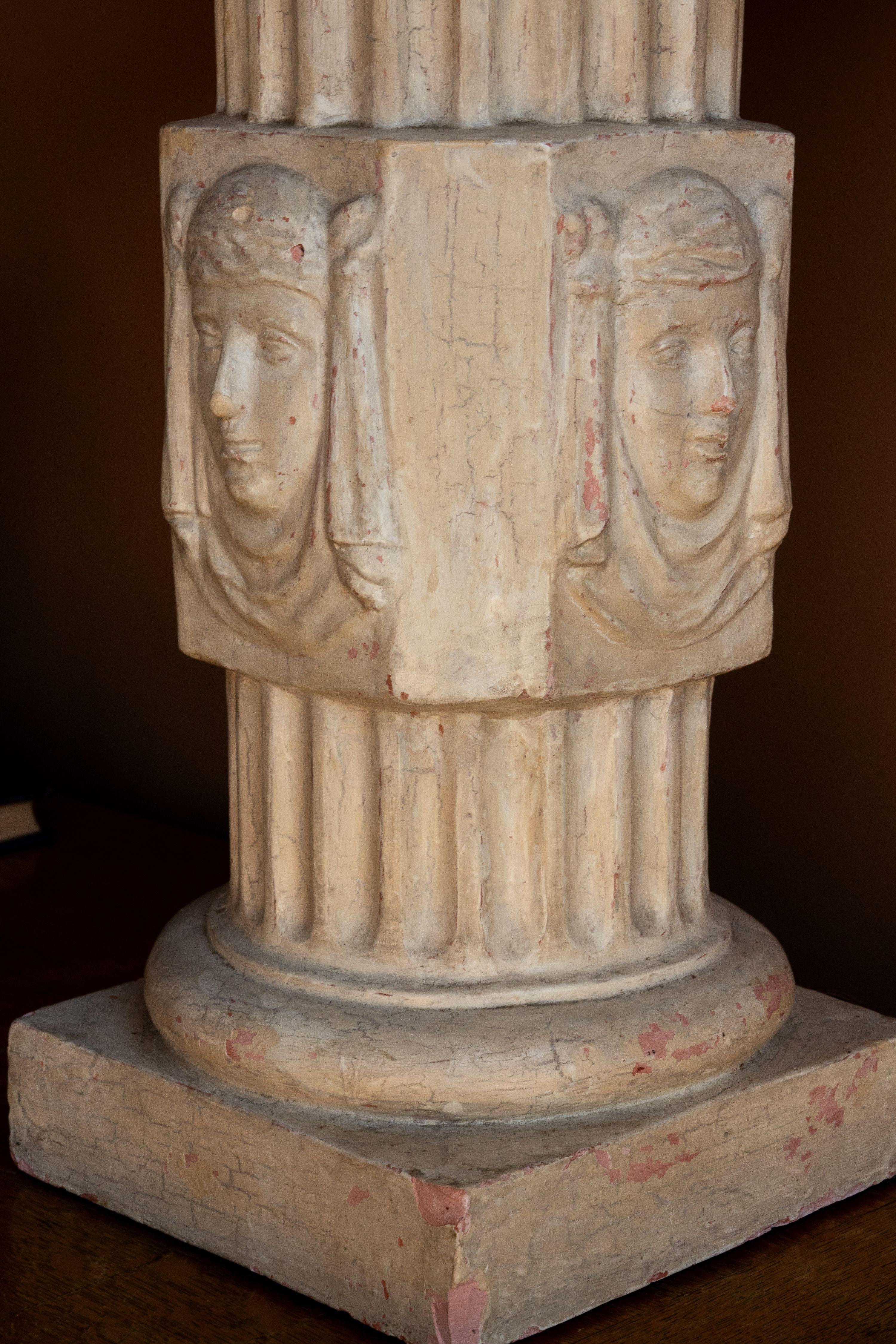 Français Paire de lampes à colonne en relief en plâtre crème en vente