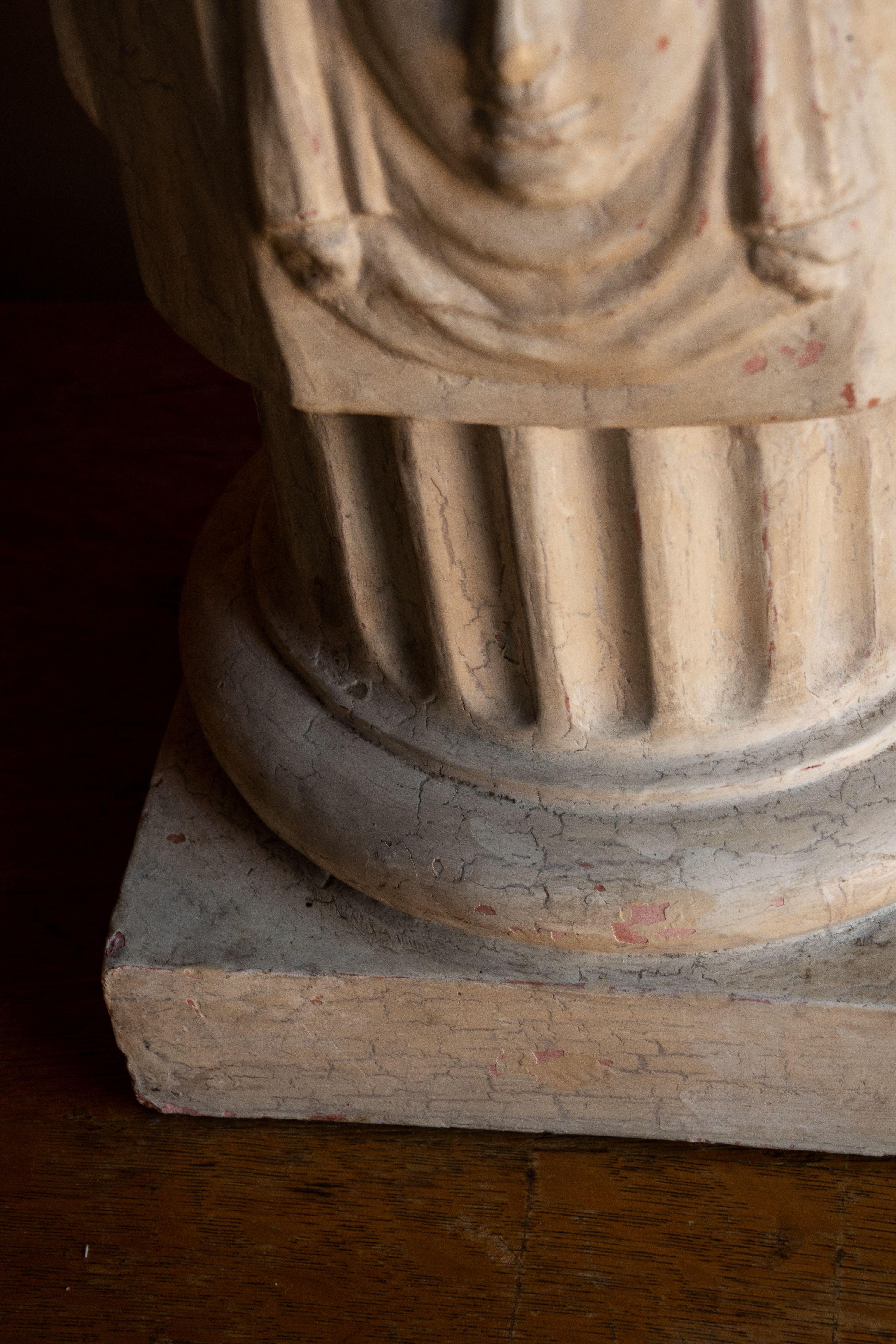 Paire de lampes à colonne en relief en plâtre crème État moyen - En vente à Brooklyn, NY